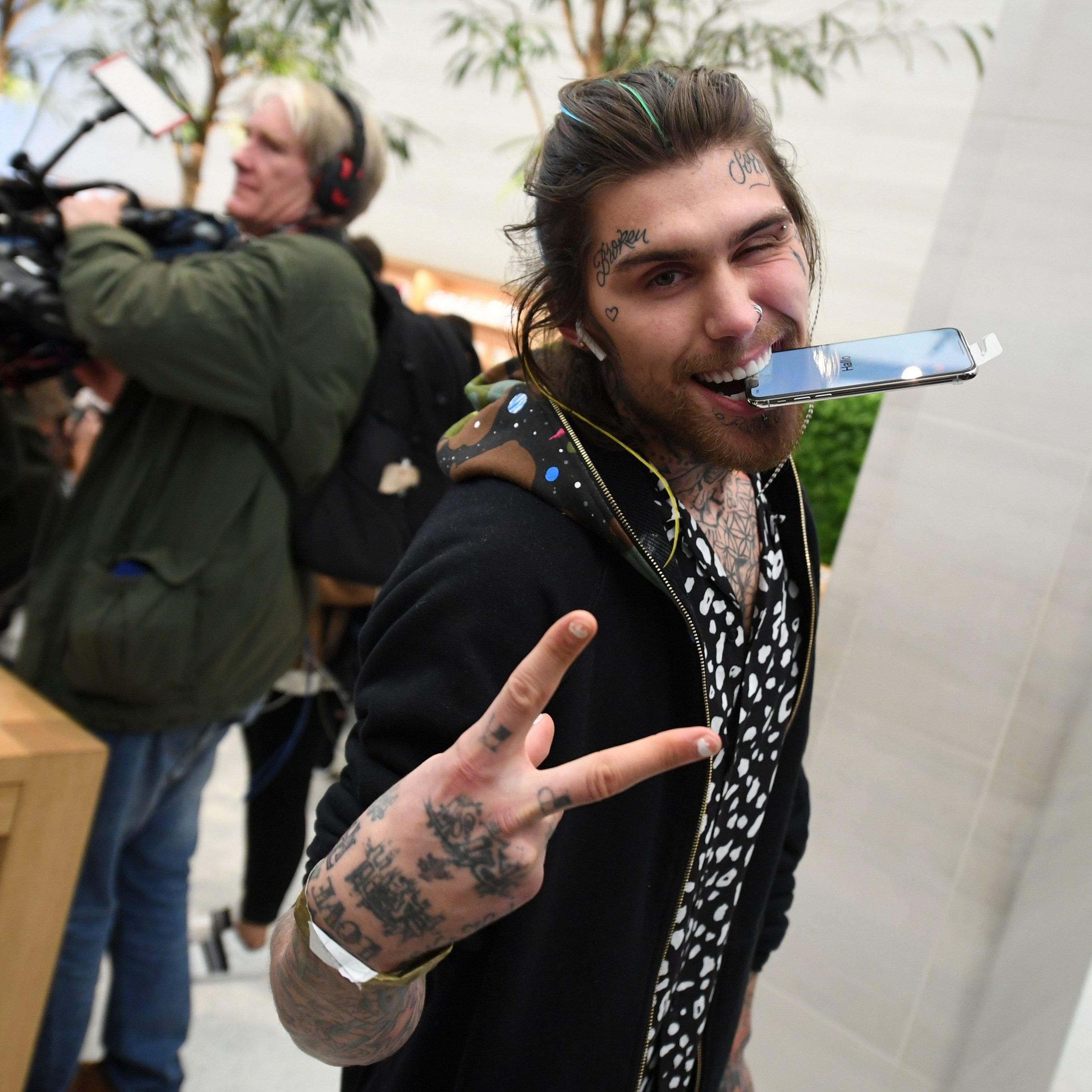 Tausende standen weltweit vor den Applestores um einer der ersten Besitzer des neuen iPhone X zu sein.