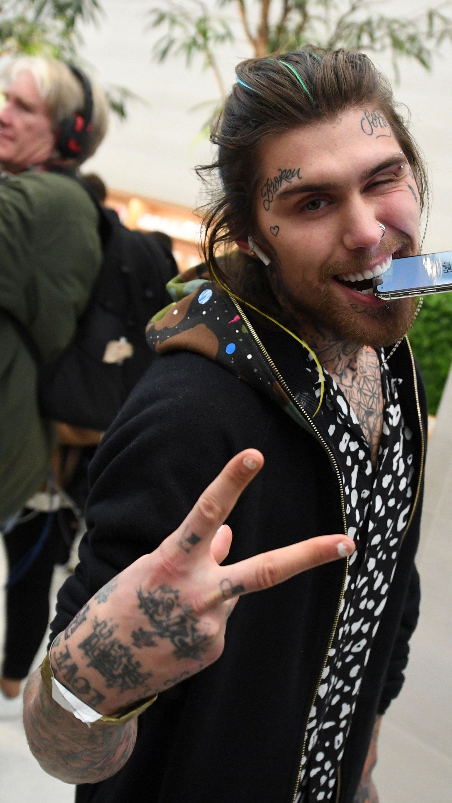 Tausende standen weltweit vor den Applestores um einer der ersten Besitzer des neuen iPhone X zu sein.