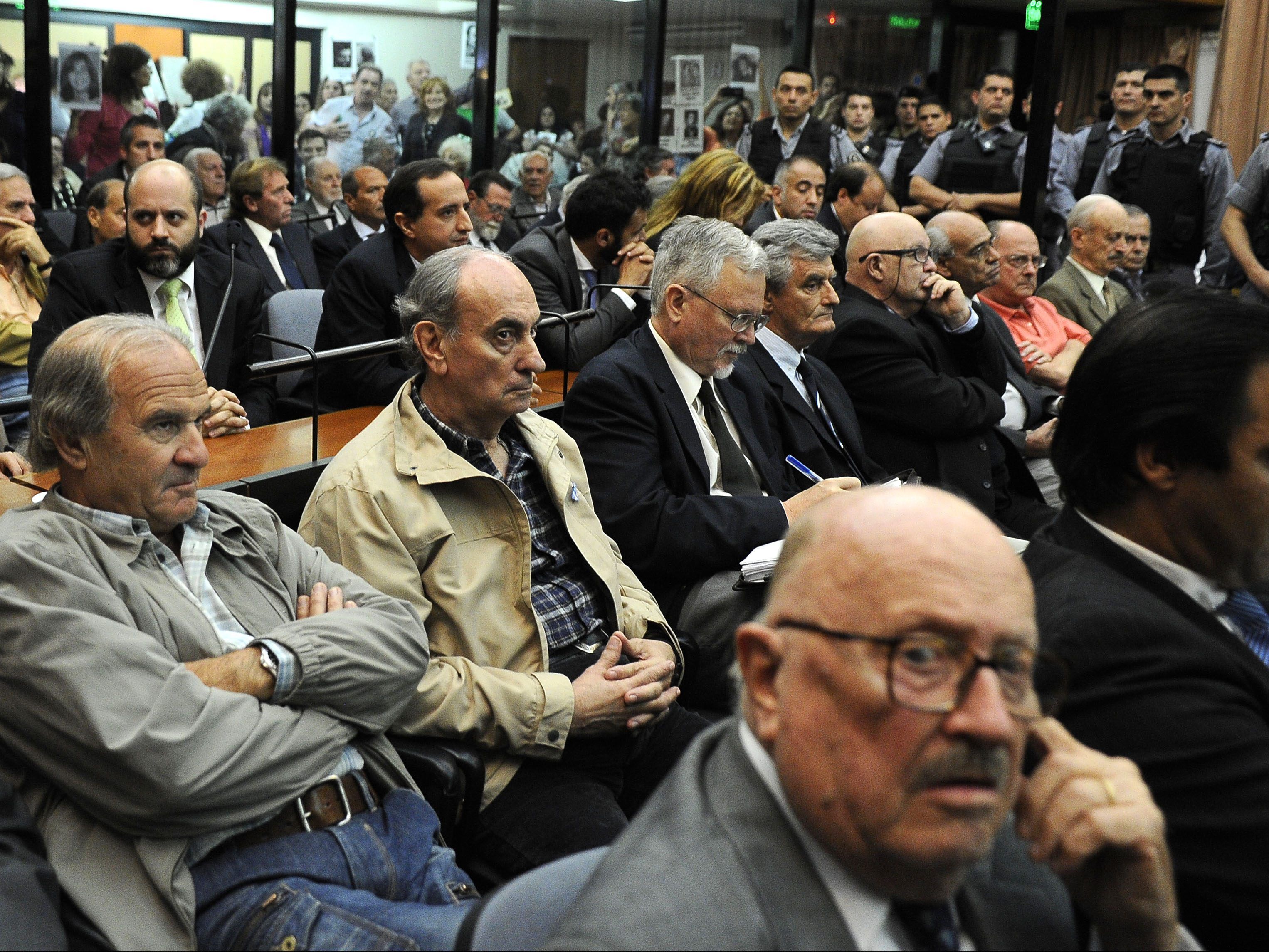 In Argentinien wurden 48 Ex-Militärs wegen Verbrechen gegen die Menschlichkeit während der Militärdiktatur verurteilt. In Argentinien wurden 48 Ex-Militärs wegen Verbrechen gegen die Menschlichkeit während der Militärdiktatur verurteilt.