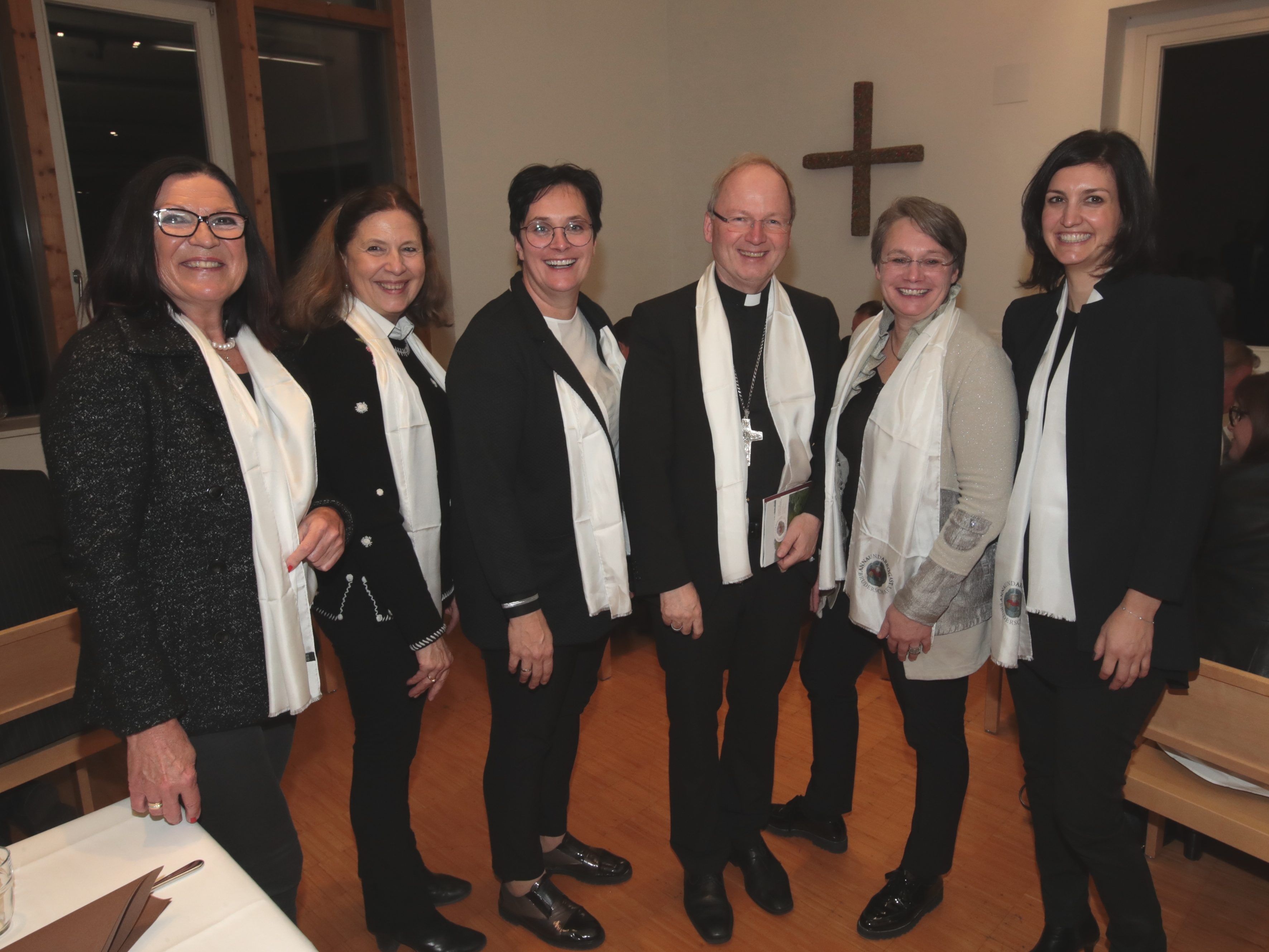 v.li. Herta Loacker, Roswitha Rützler, Ursula Jehle, Bischof Benno Elbs, Barbara Tomaselli, Conny Prenn. v.li. Herta Loacker, Roswitha Rützler, Ursula Jehle, Bischof Benno Elbs, Barbara Tomaselli, Conny Prenn.