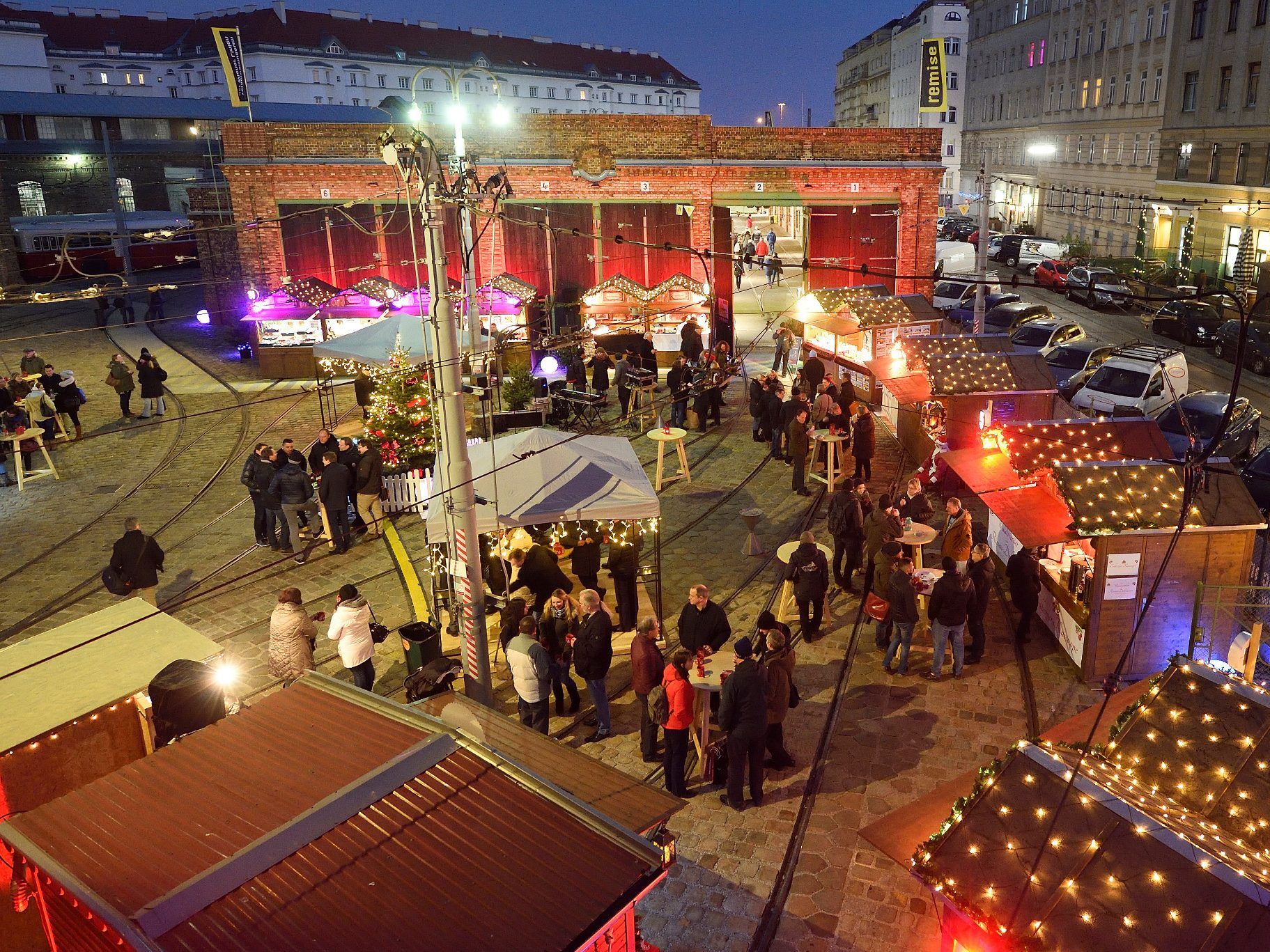Beim Adventmarkt im Verkehrsmuseum Remise