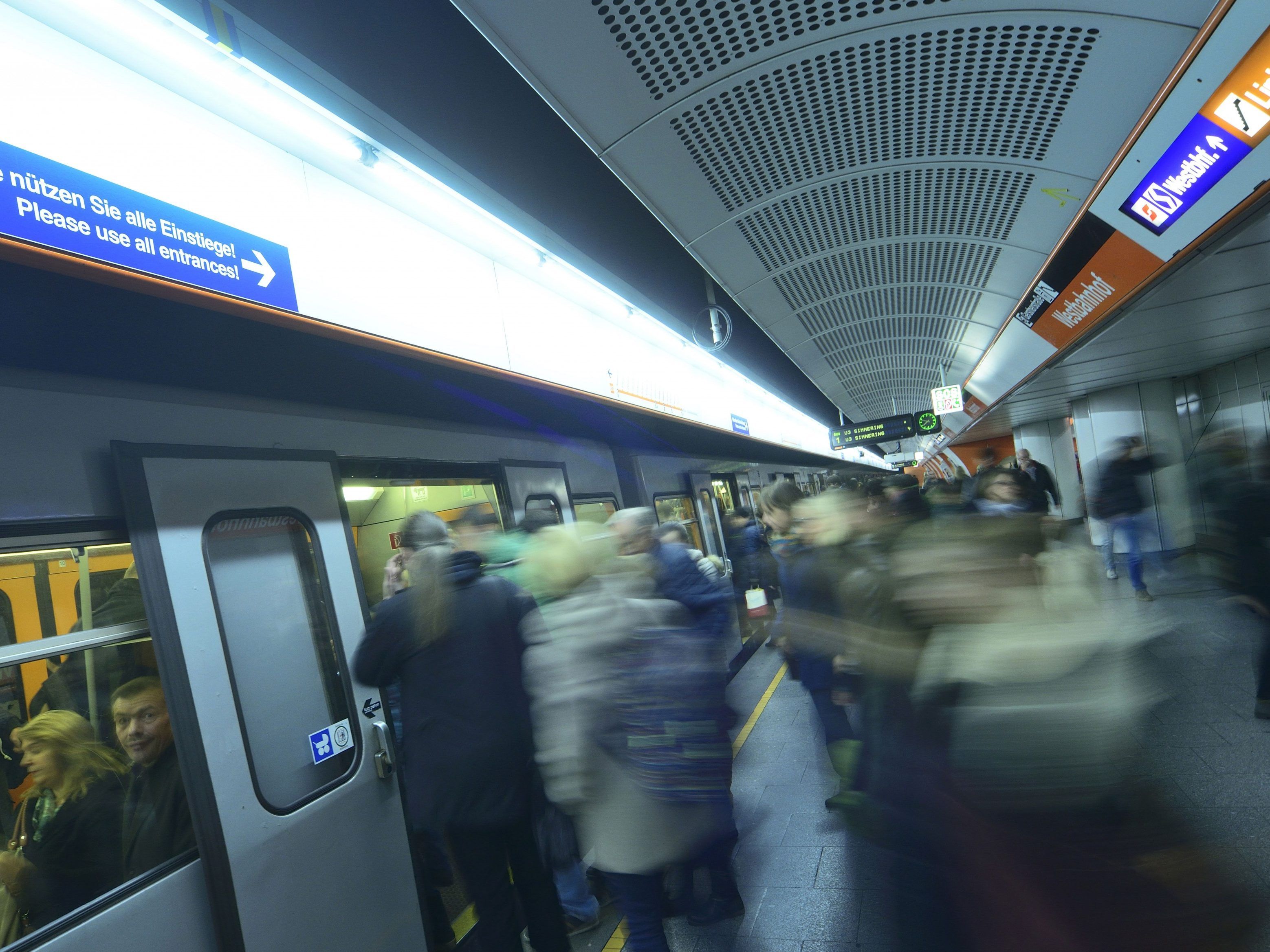 Die Wiener Linien empfehlen, Weihnachtseinkäufe mit der U-Bahn zu erledigen