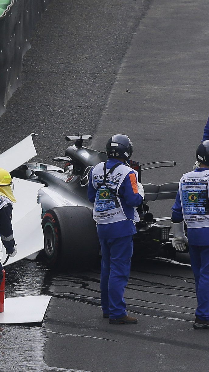 Lewis Hamilton krachte gleich zu Beginn von Q1 in den Reifenstapel.