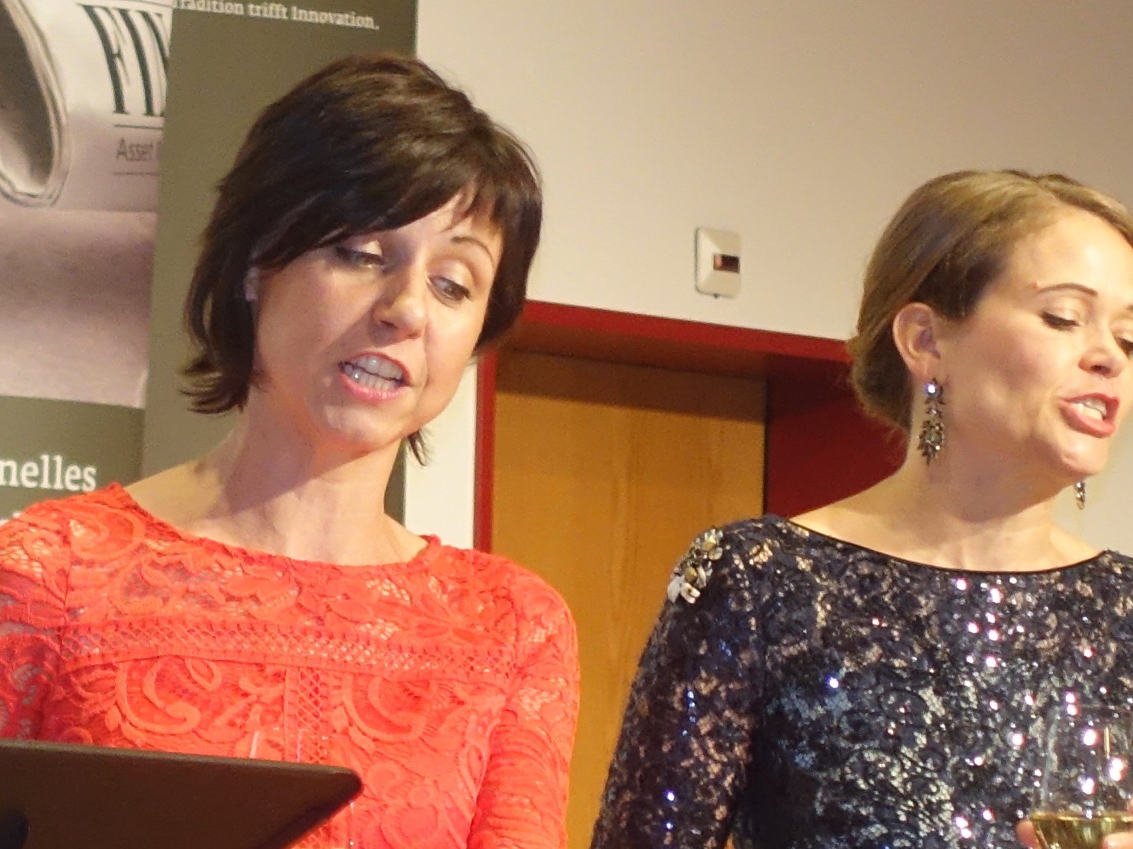 Christine Schneider (links) mit Partnerin Sigrid-Huber Plundrich als „Lustige Witwe“ Hanna Glawari.