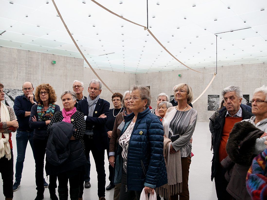 Senioren bei der Zumthor-Ausstellung im KUB