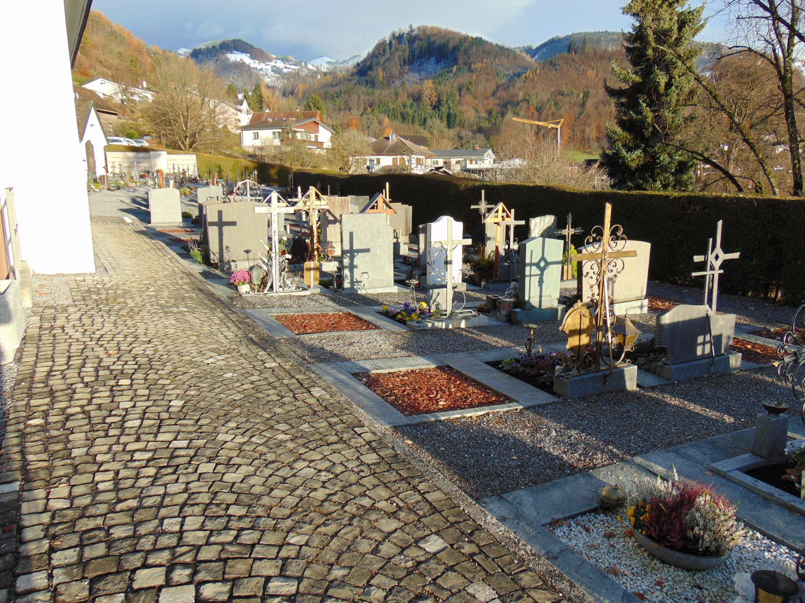 Am Klauser Friedhof wurden neue Erd Urnengräber geschaffen Am Klauser Friedhof wurden neue Erd Urnengräber geschaffen