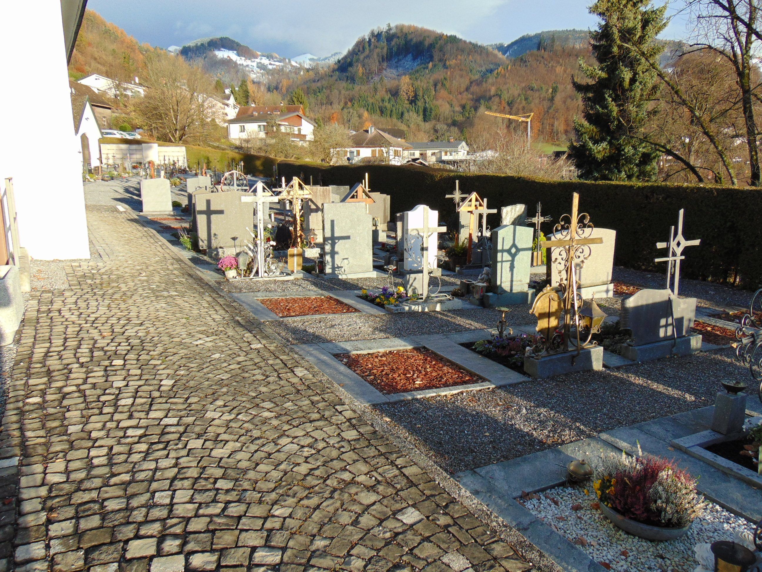 Am Klauser Friedhof wurden neue Erd Urnengräber geschaffen