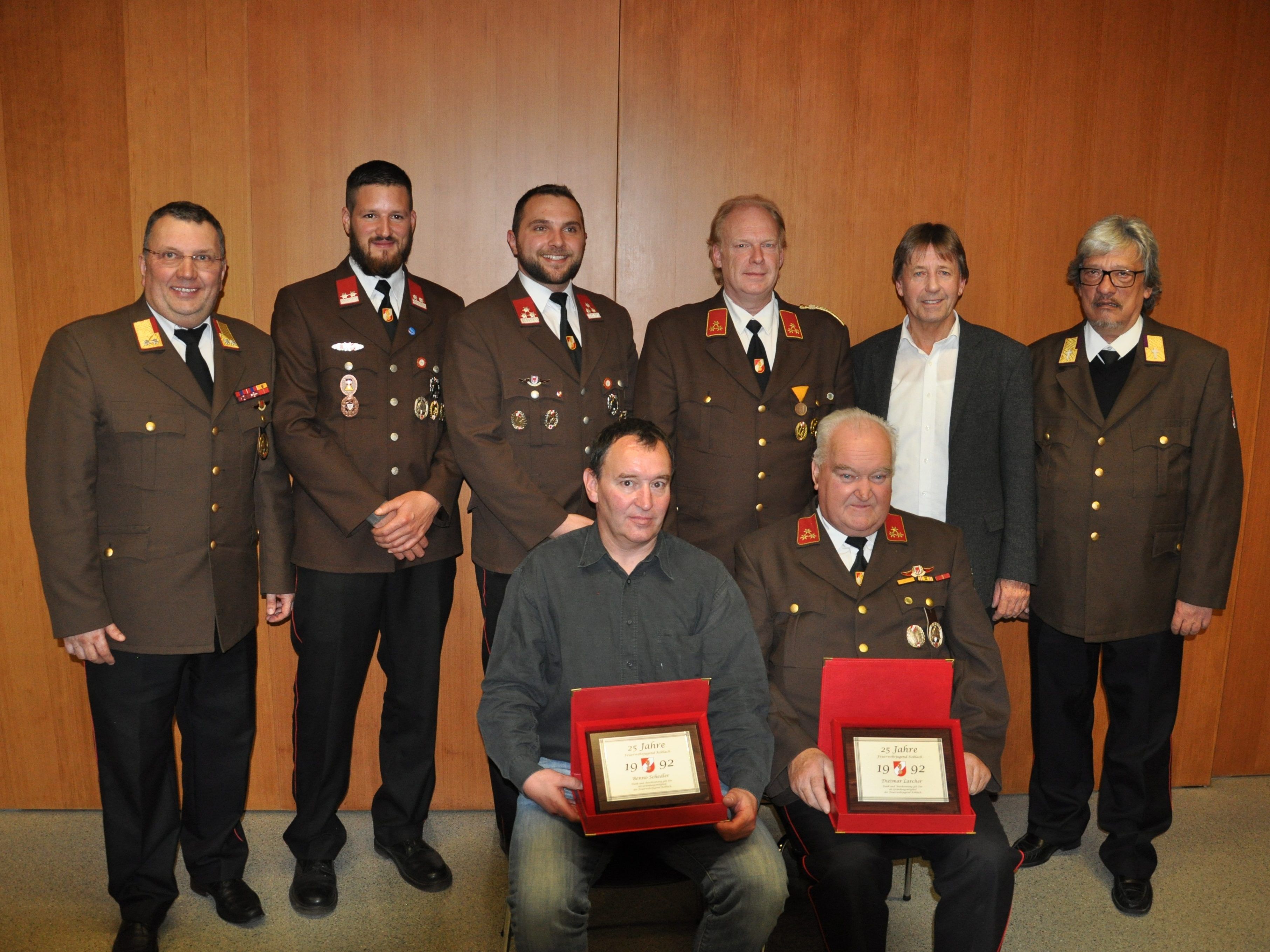 v.l. Bezirksvertreter Wolfgang Huber, Jugendleiter Stv. Marcel Loacker, Jugendleiter Christian Huber, Kommandant Jürgen Amann, Bürgermeister Fritz Maierhofer, Bezirksfeuerwehrkurat Wolfram Meusburger, Ehrengast Benno Schedler, Ehrenkommandant Dietmar Larcher. v.l. Bezirksvertreter Wolfgang Huber, Jugendleiter Stv. Marcel Loacker, Jugendleiter Christian Huber, Kommandant Jürgen Amann, Bürgermeister Fritz Maierhofer, Bezirksfeuerwehrkurat Wolfram Meusburger, Ehrengast Benno Schedler, Ehrenkommandant Dietmar Larcher.