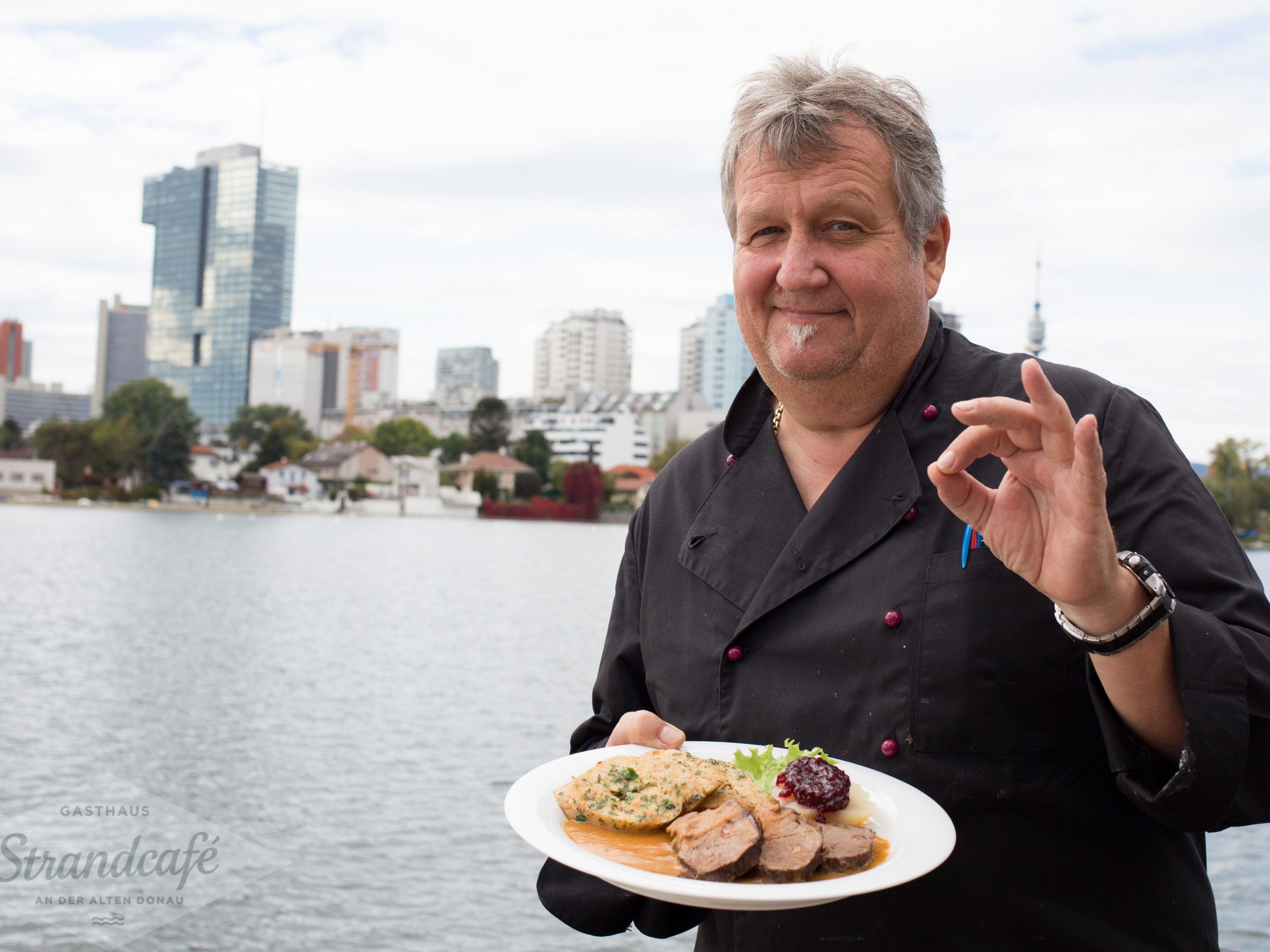 Hirschbraten mit Preiselbeerbirne und Serviettenknödel: Mahlzeit Strandcafé an der Alten Donau Hirschbraten mit Preiselbeerbirne und Serviettenknödel: Mahlzeit Strandcafé an der Alten Donau