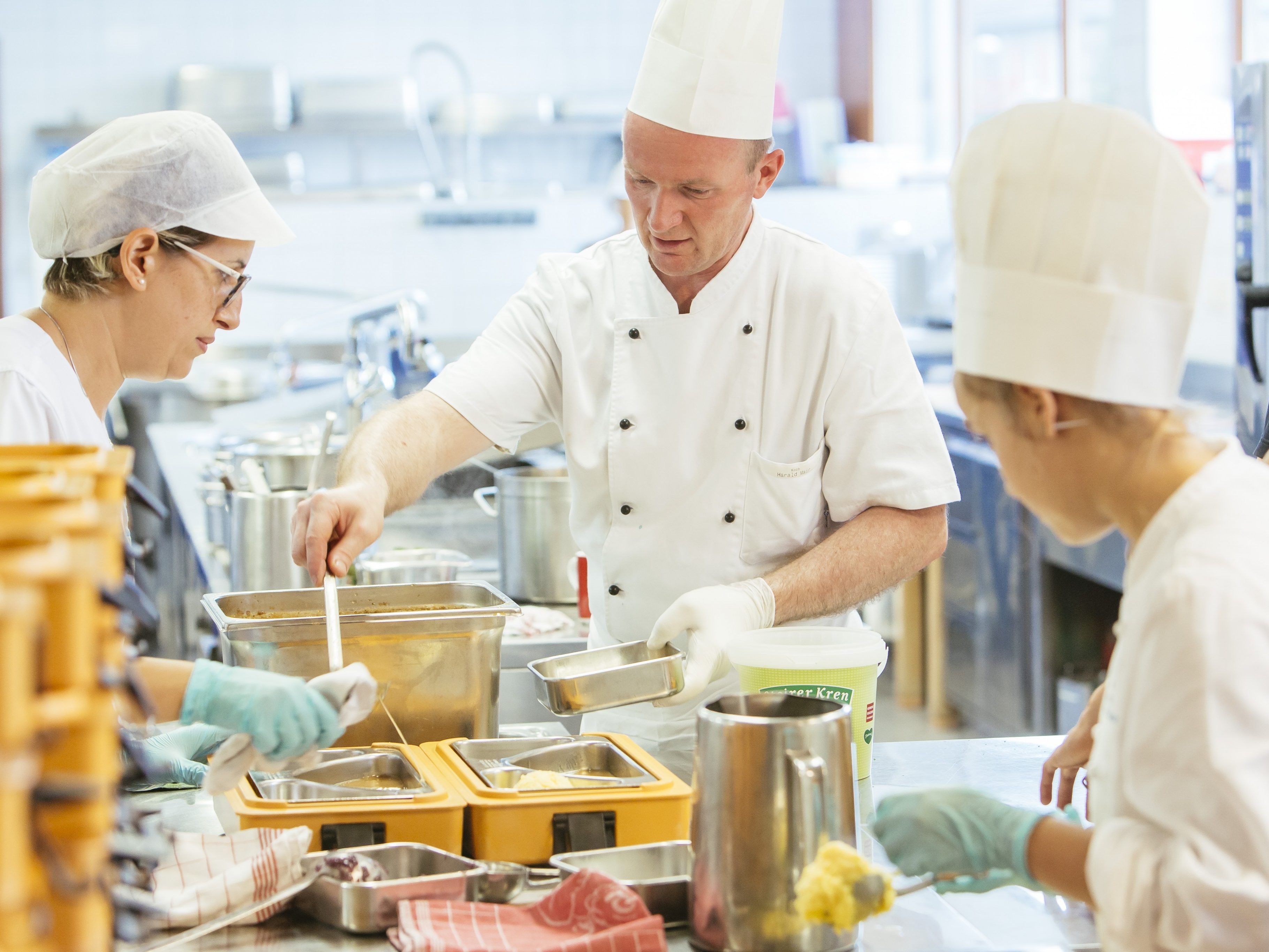 1980 wurde auf Basis einer Bedarfsumfrage „Essen auf Rädern“ ins Leben gerufen.