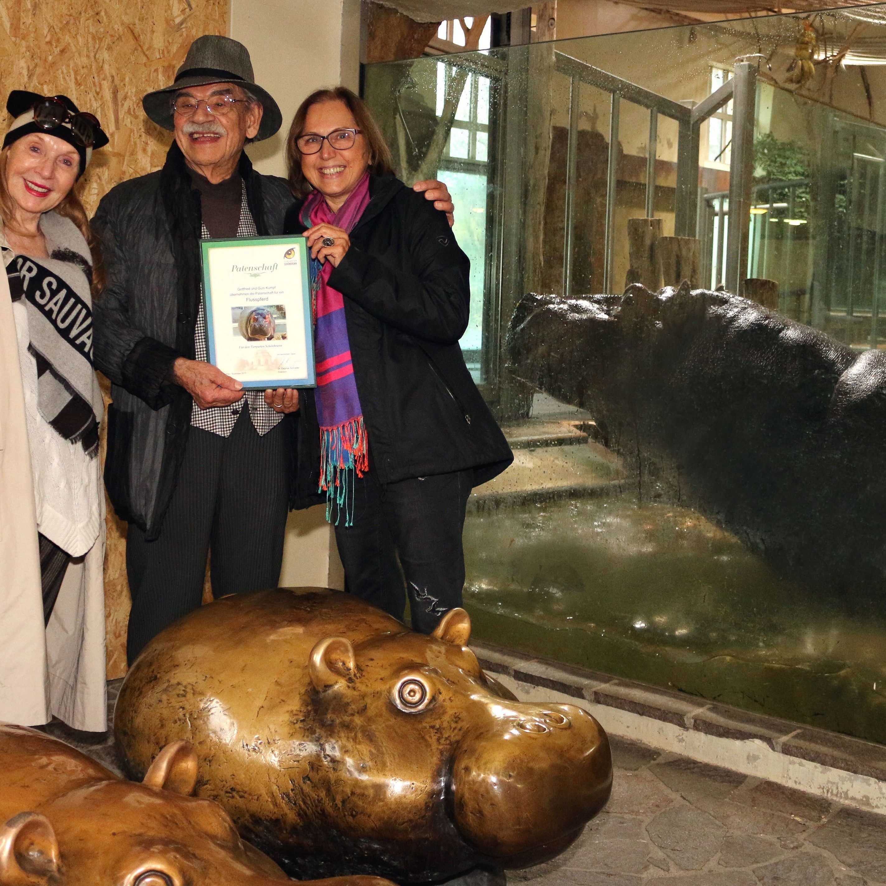 Tiergartendirektorin Dagmar Schratter überreicht die Patenschaftsurkunde an Gottfried Kumpf und seine Frau Guni