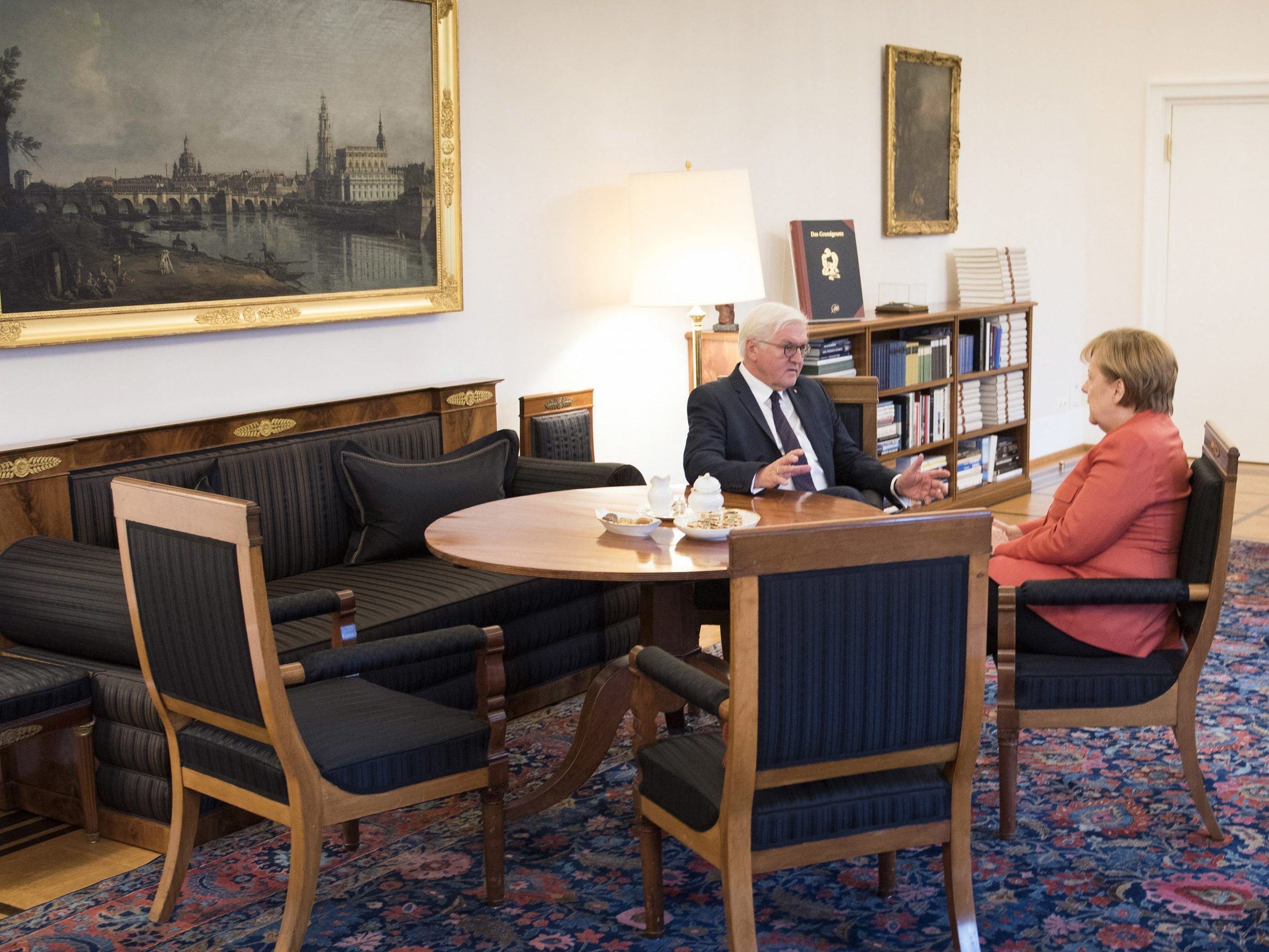 Bundespräsident Frank-Walter Steinmeier berät sich mit Bundeskanzlerin Angela Merkel.