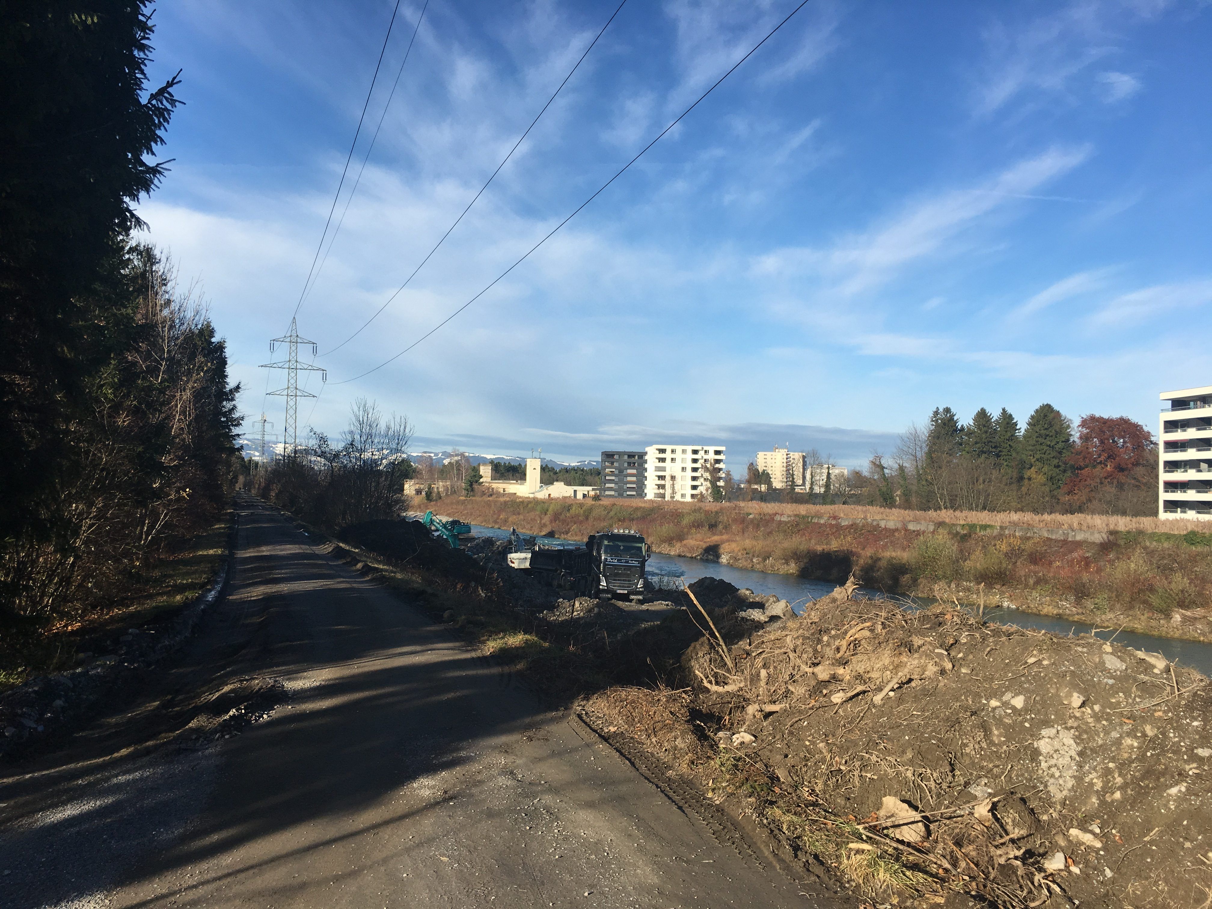 Die Erschließung der Baustelle erfolgt von der Tostner Seite. Die Bagger werden aber auch bei Niedrigwasser auf der Gisinger Seite die Arbeit aufnehmen.