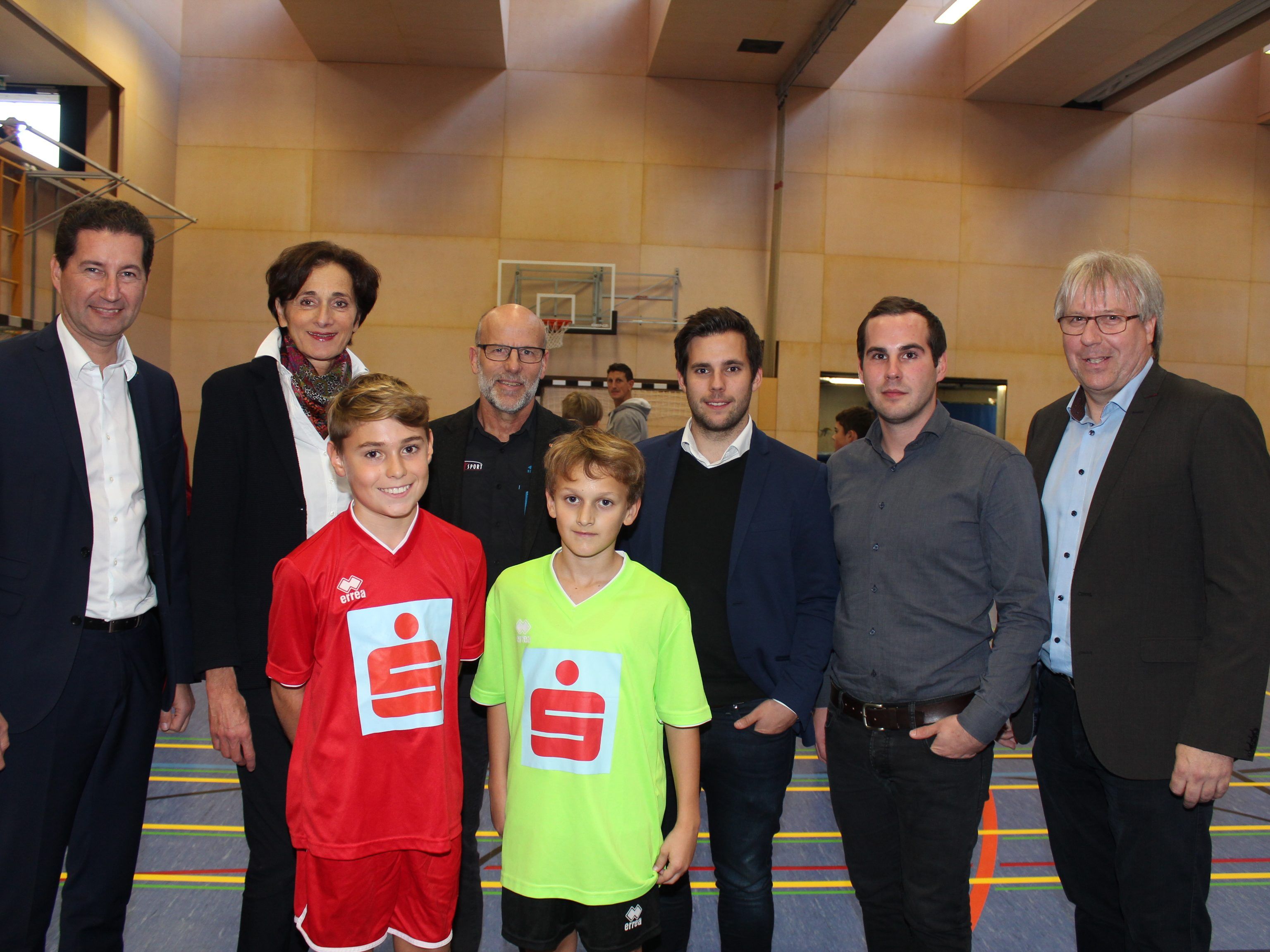 Im passenden Rahmen des Fußballschülerliga-Turniers wurde die erfolgreiche Kooperation zwischen Schulsport und Sparkasse verlängert. Im passenden Rahmen des Fußballschülerliga-Turniers wurde die erfolgreiche Kooperation zwischen Schulsport und Sparkasse verlängert.