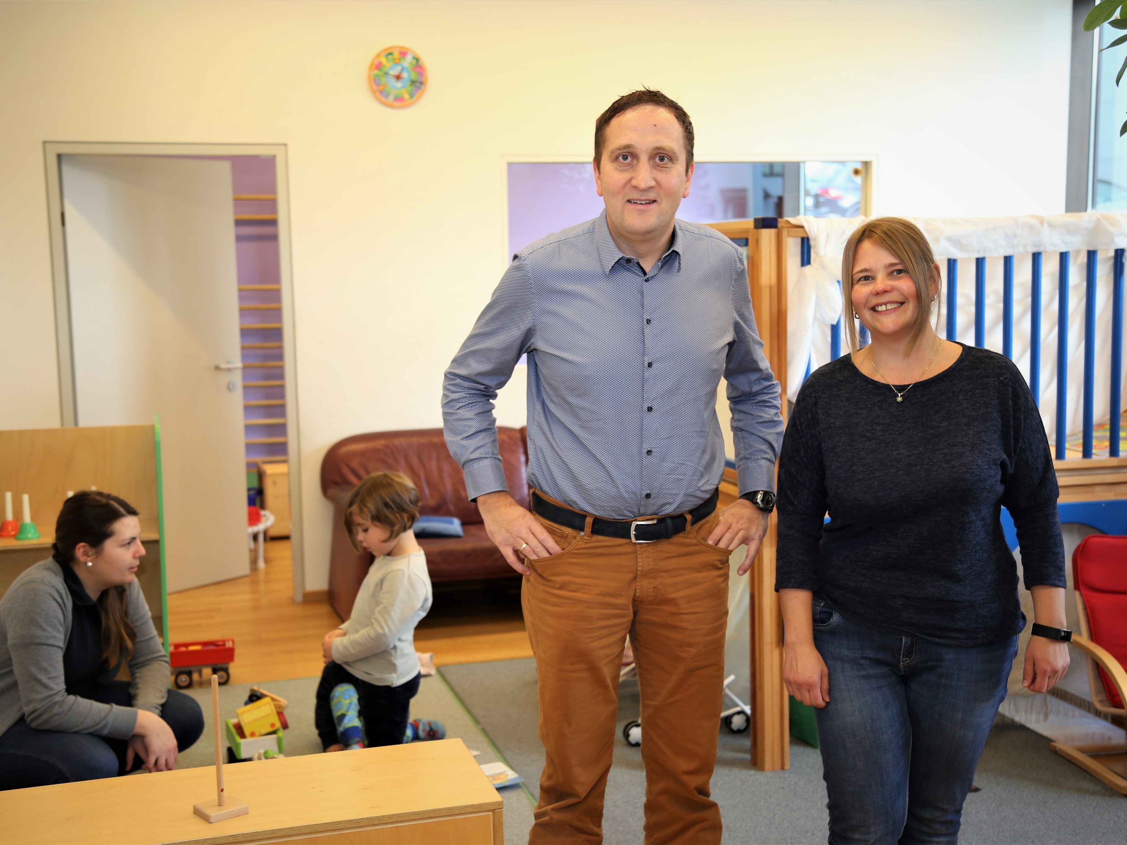 Obmann Markus Sonderegger mit Sozialpädagogin Daniela Liebentritt in den Spielräumen der MediKids.