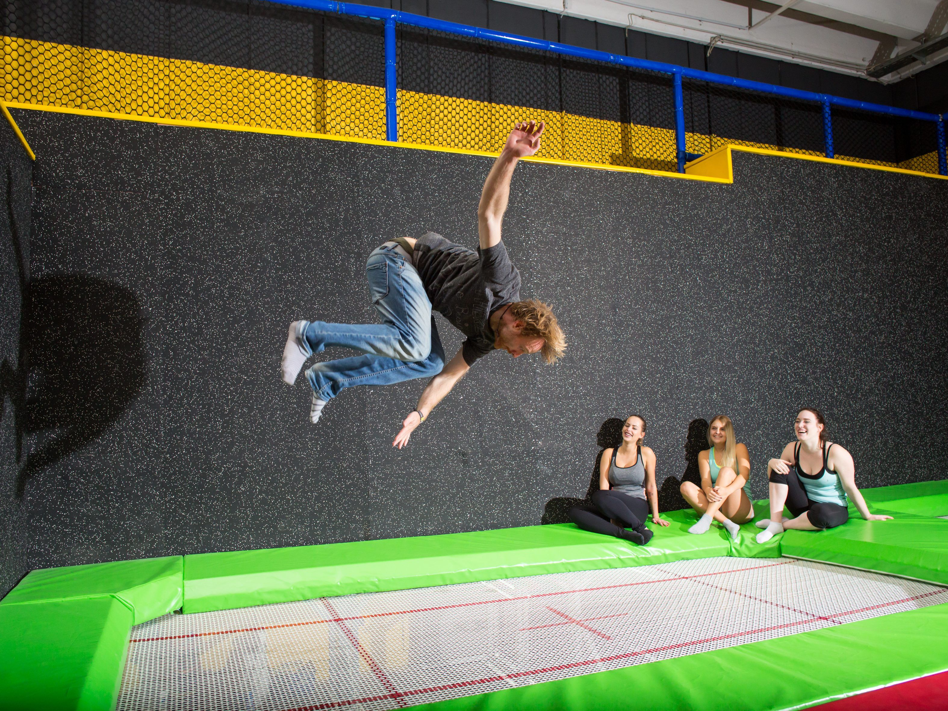 Die Trampolinwelt in Wien-Liesing ist nun im Vollbetrieb. Die Trampolinwelt in Wien-Liesing ist nun im Vollbetrieb.