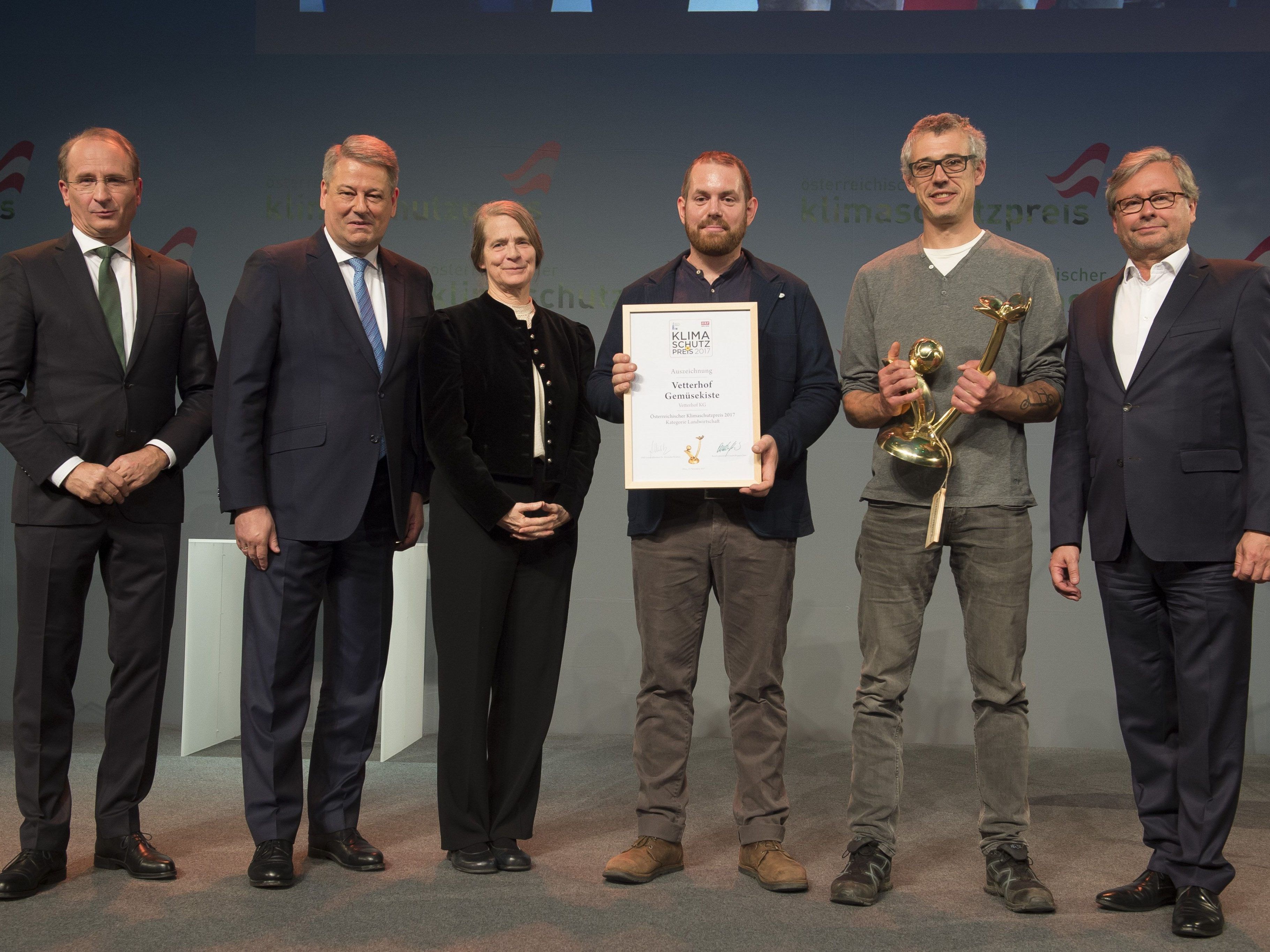 Stolze Sieger: Simon Vetter vom Vetterhof gewinnt zusammen mit Pedalpirat Ralph Hollenstein den Österreichischen Klimaschutzpreis 2017, überreicht von Landwirtschaftsminister Andrä Rupprechter und ORF-Generaldirektor Alexander Wrabetz. Stolze Sieger: Simon Vetter vom Vetterhof gewinnt zusammen mit Pedalpirat Ralph Hollenstein den Österreichischen Klimaschutzpreis 2017, überreicht von Landwirtschaftsminister Andrä Rupprechter und ORF-Generaldirektor Alexander Wrabetz.