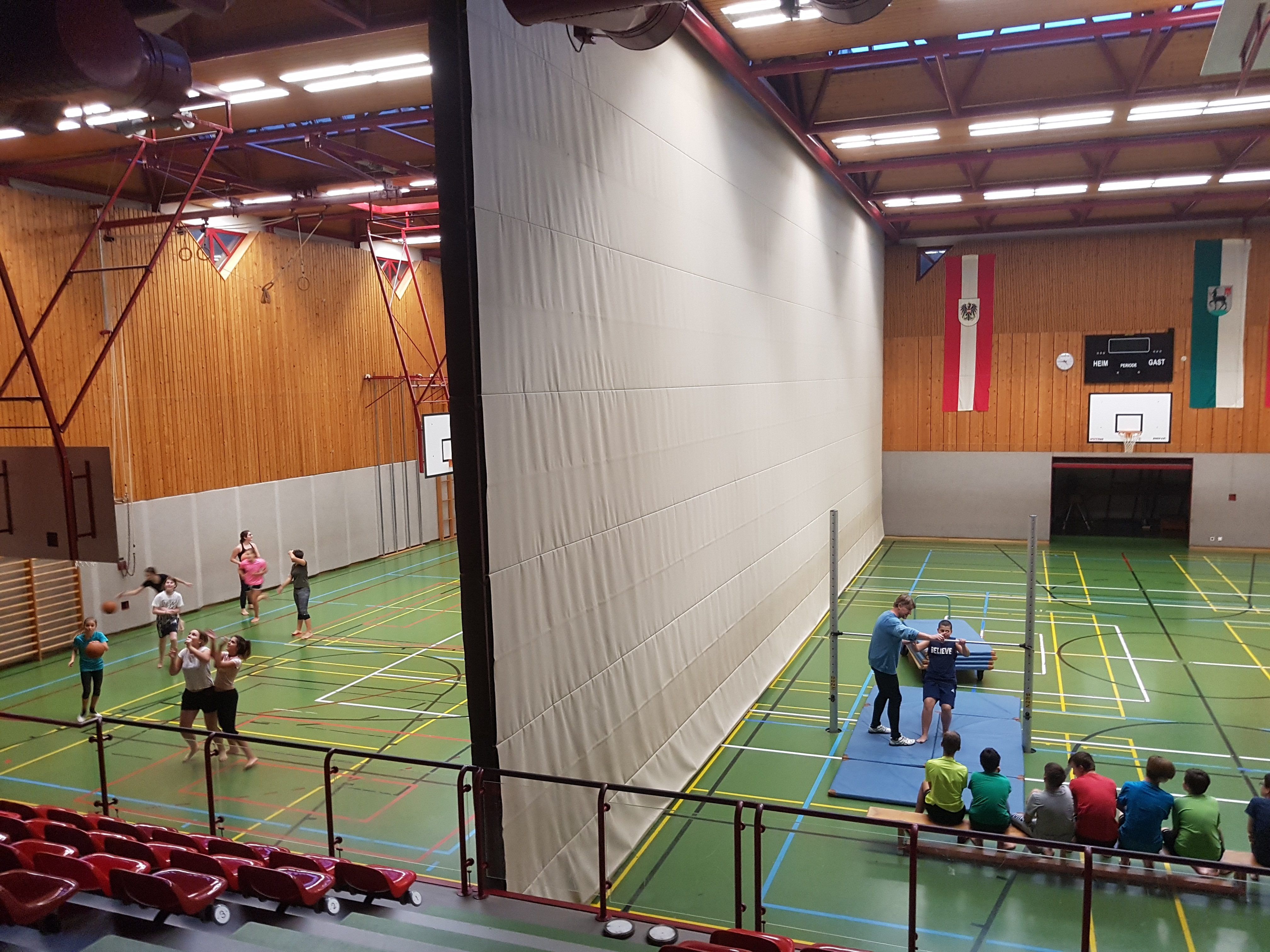 Die Marktgemeinde Götzis hat in der Sporthalle der Mittelschule die Beleuchtung auf LED-Tubes umgestellt. Als e5-Gemeinde ist dies ein weiterer Schritt den Energieverbrauch zu reduzieren und gleichzeitig Kosten einzusparen. Die Marktgemeinde Götzis hat in der Sporthalle der Mittelschule die Beleuchtung auf LED-Tubes umgestellt. Als e5-Gemeinde ist dies ein weiterer Schritt den Energieverbrauch zu reduzieren und gleichzeitig Kosten einzusparen.
