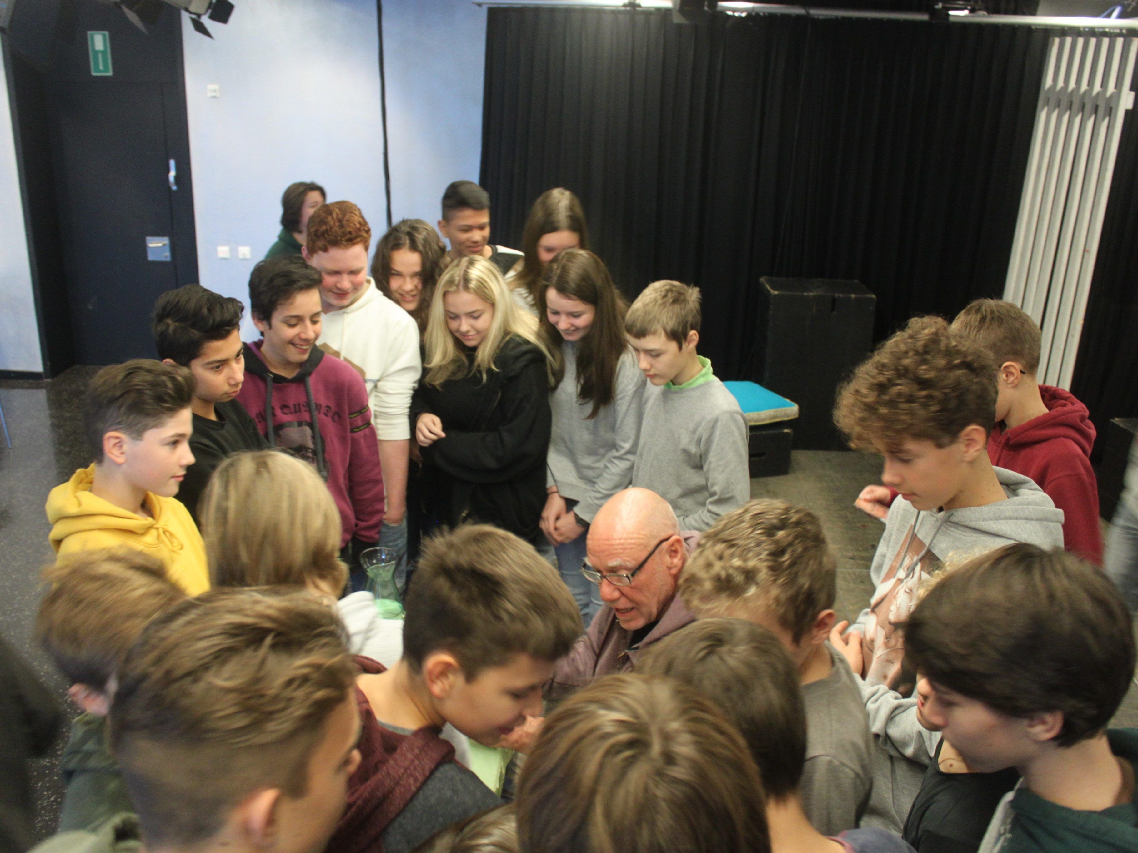 Im Anschluss wurden Autogrammkarten ausgeteilt. Im Anschluss wurden Autogrammkarten ausgeteilt.