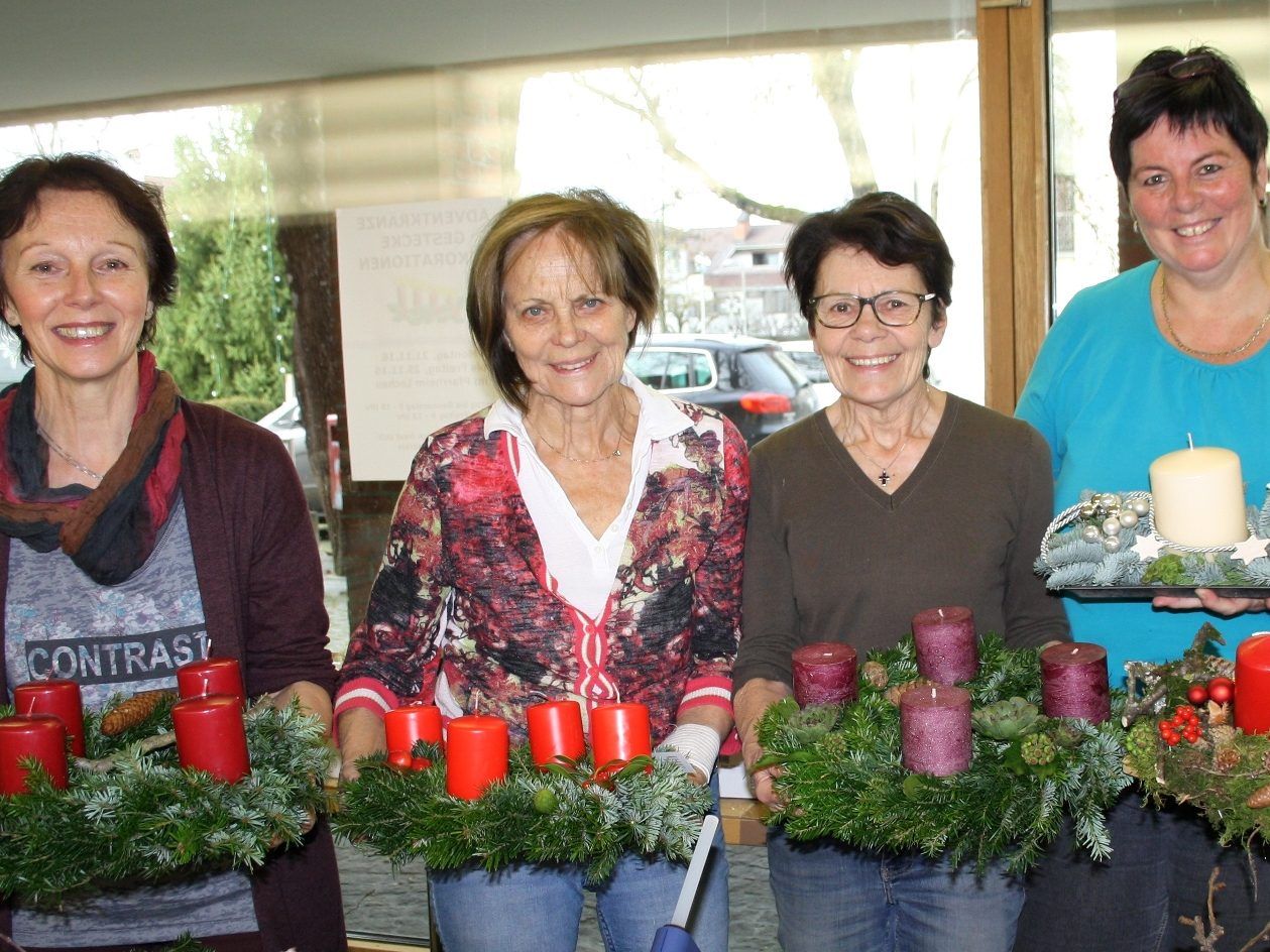 Adventkränze und stilvolle Weihnachtsdekorationen unterstreichen eine schöne und besinnliche Adventzeit. Adventkränze und stilvolle Weihnachtsdekorationen unterstreichen eine schöne und besinnliche Adventzeit.
