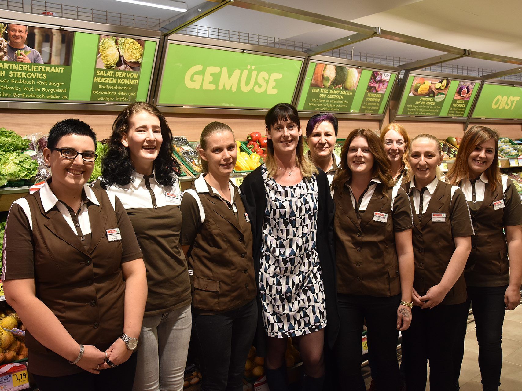 SPAR-Kauffrau Elisabeth Jäger (Mitte) und ihr Team begrüßen ihre Kunden in ihrem neu gestalteten Geschäft