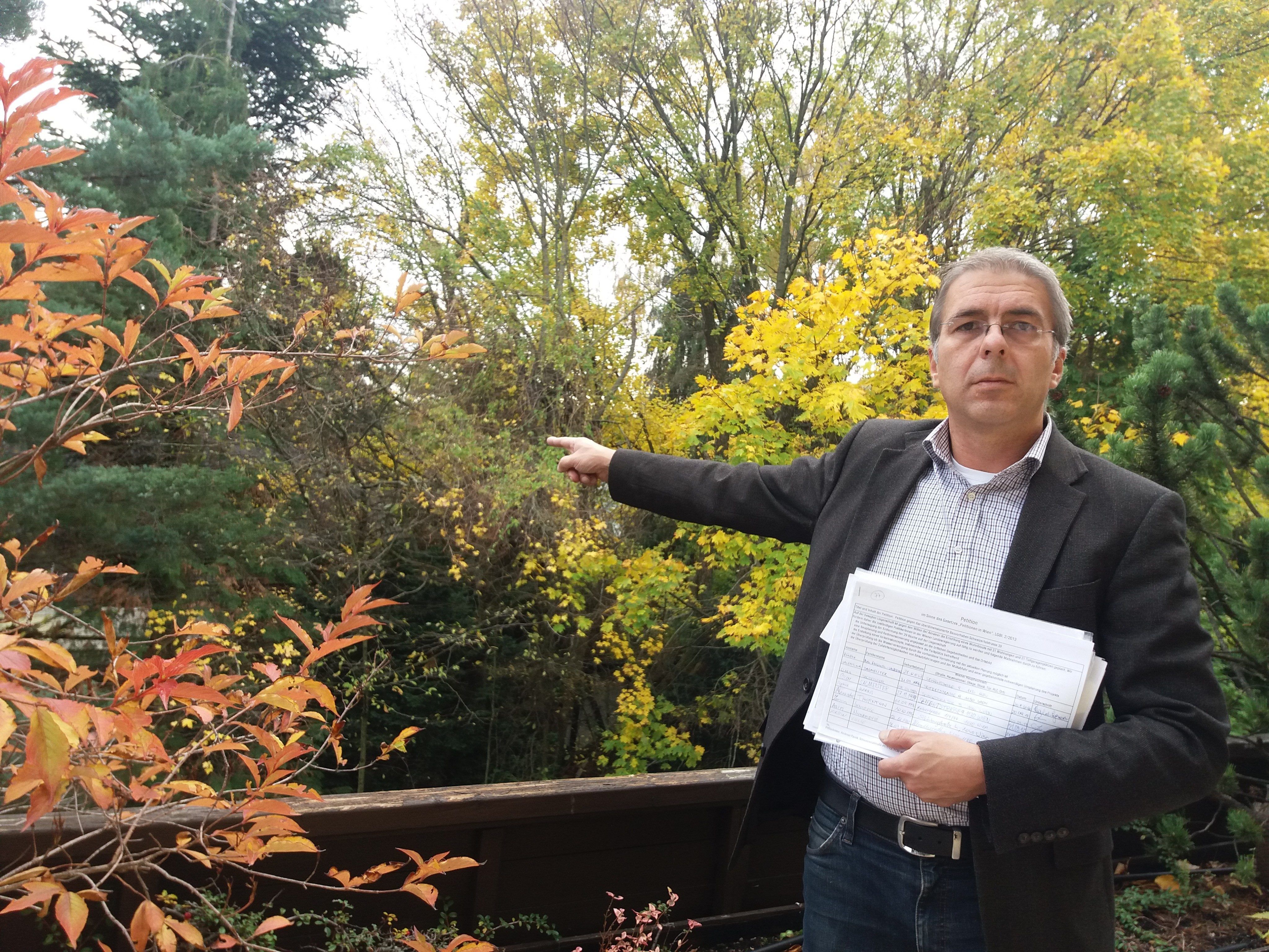 Andreas Pavek mit den mehr als 700 gesammelten Unterschriften gegen das Bauvorhaben in Wien-Hietzing.