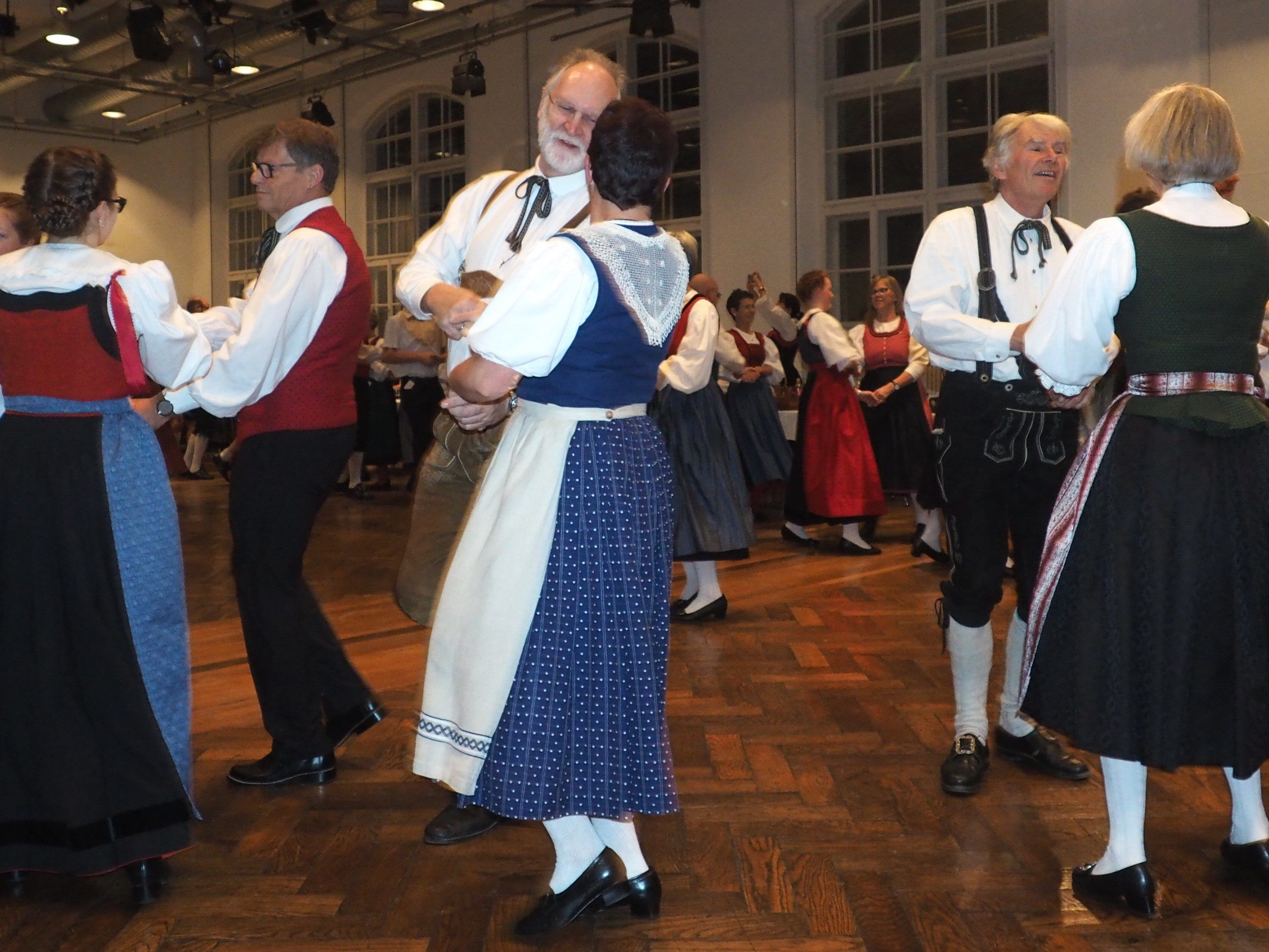 Heitere Tanzfreude auf dem Kathreintanz