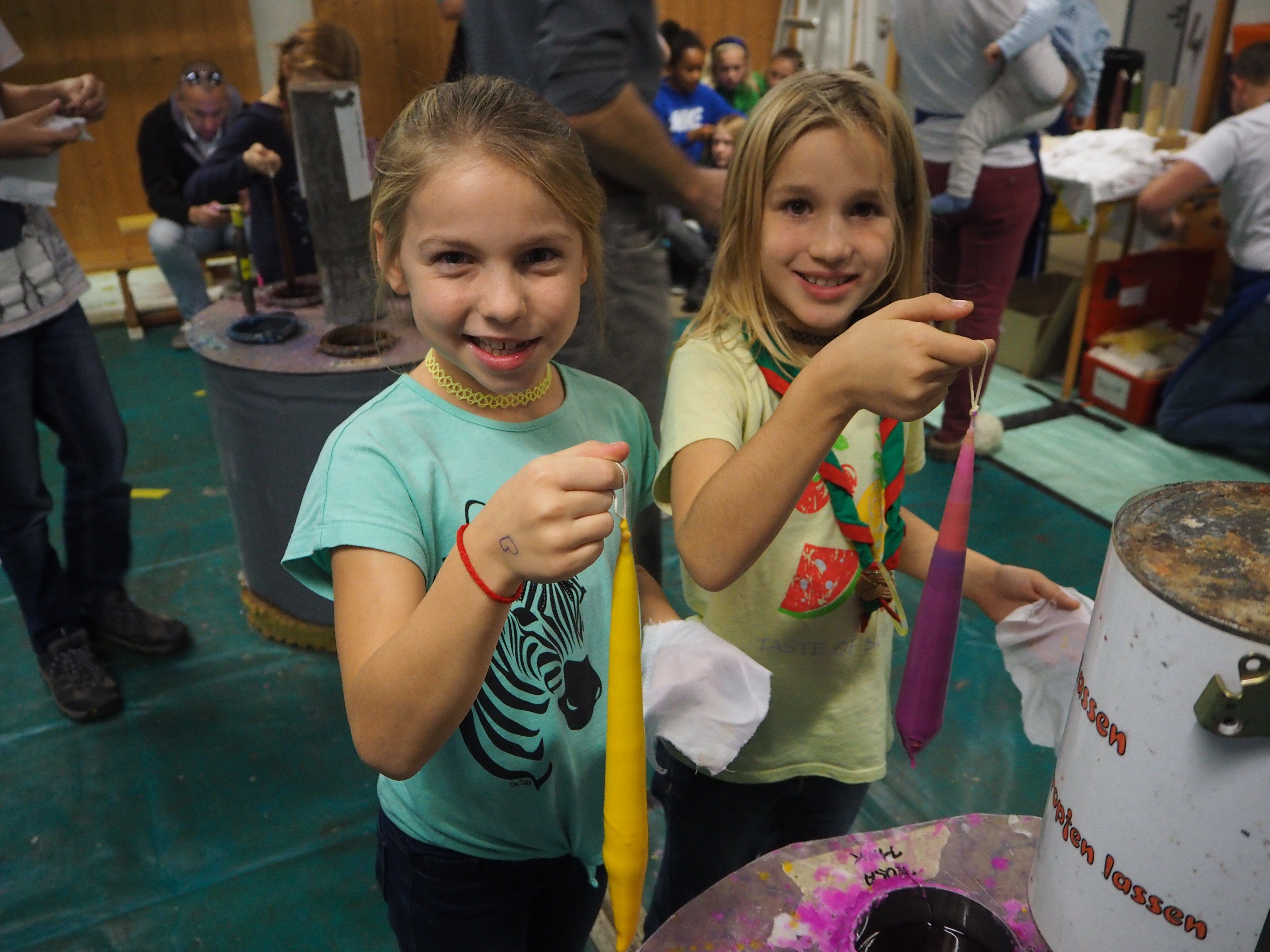 Madlin und Theresa mit ihren Kunstwerken