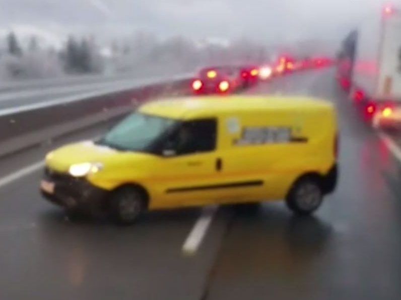 Der Postler ließ sich auch durch Hupen nicht abhalten.