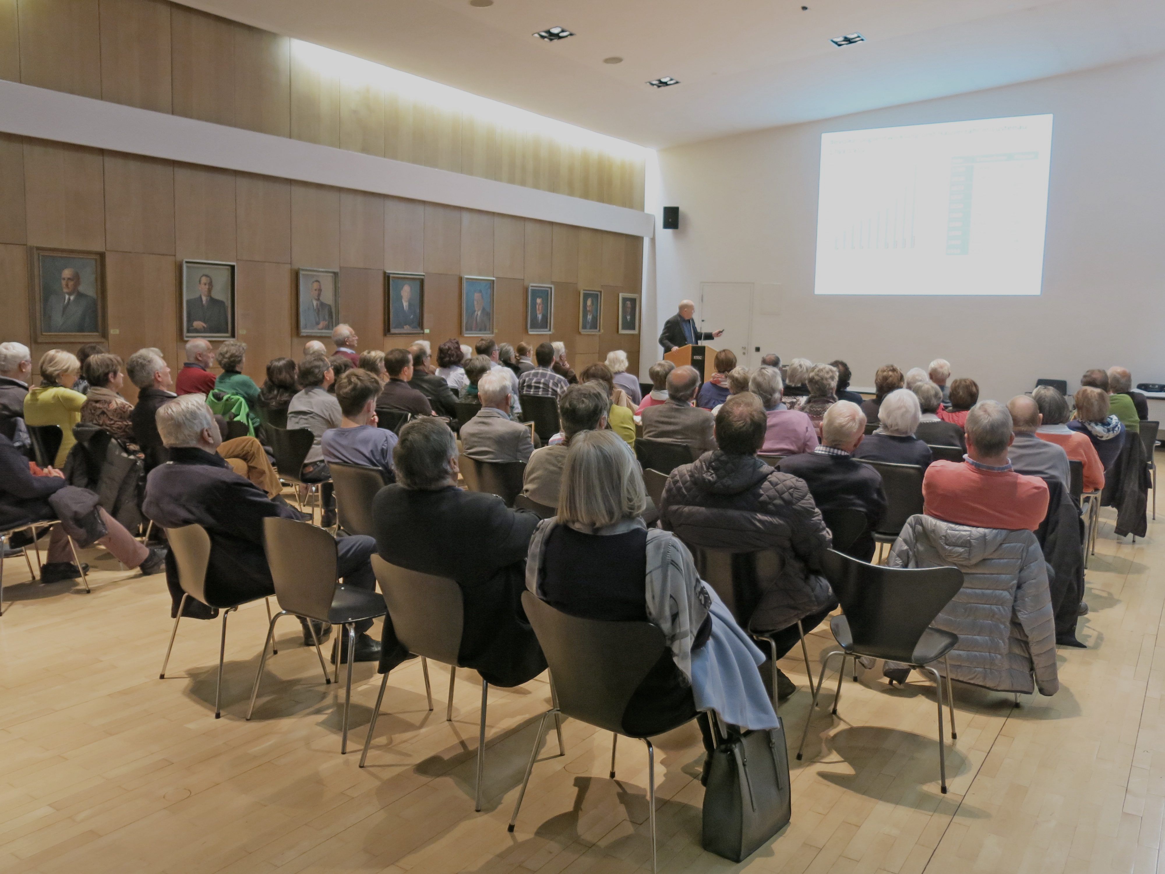 Über fünfzig BesucherInnen zeigten großes Interesse. Über fünfzig BesucherInnen zeigten großes Interesse.