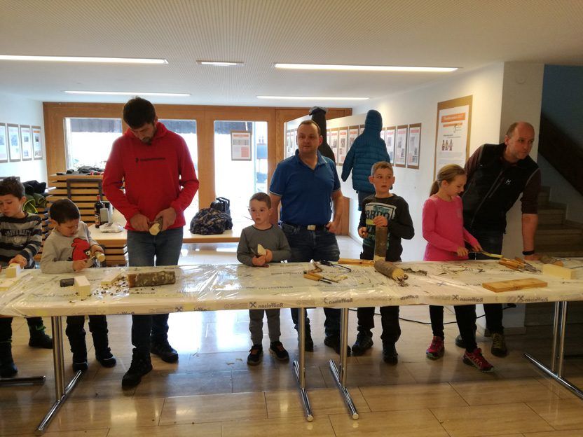 Beim gemeinsamen Schnitzen kannte die Fantasie der Kinder und Väter keine Grenzen. Beim gemeinsamen Schnitzen kannte die Fantasie der Kinder und Väter keine Grenzen.