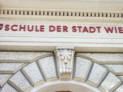 Vor einer Schule wurde ein Bub vom Vater eines Mitschülers gewürgt Vor einer Schule wurde ein Bub vom Vater eines Mitschülers gewürgt