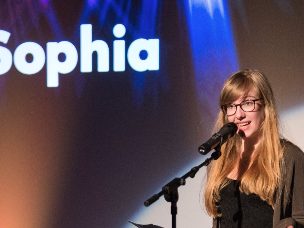 Sophia Juen bringt Erfahrung als Slam-Poetin, Workshopleiterin und Veranstalterin mit zur literatur:lounge Sophia Juen bringt Erfahrung als Slam-Poetin, Workshopleiterin und Veranstalterin mit zur literatur:lounge