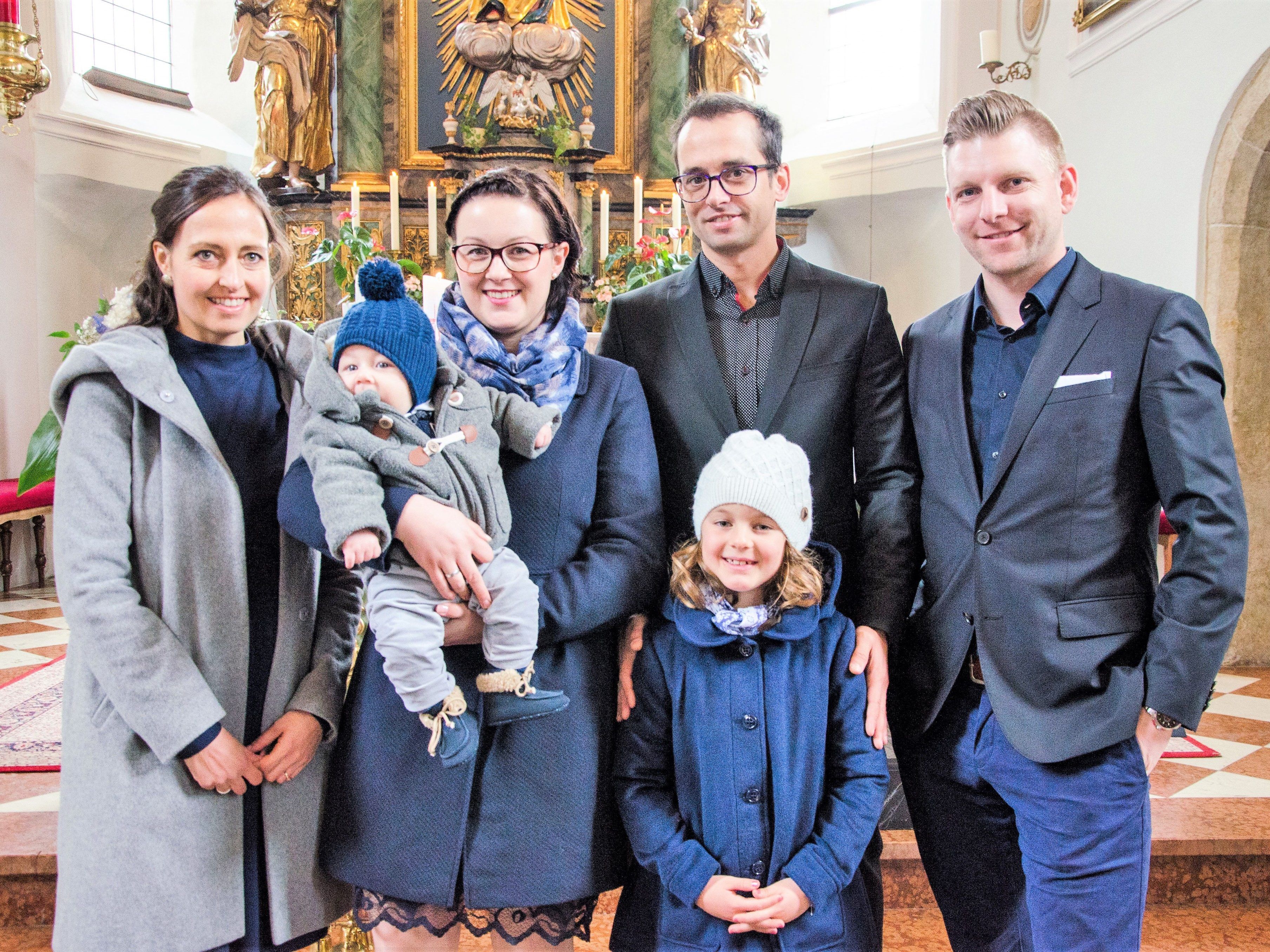 Der kleine Schatz Liam Paul wurde am 11. 11. von Pfarrer Augustin Kouanvik in Flirsch getauft.   h Der kleine Schatz Liam Paul wurde am 11. 11. von Pfarrer Augustin Kouanvik in Flirsch getauft.   h