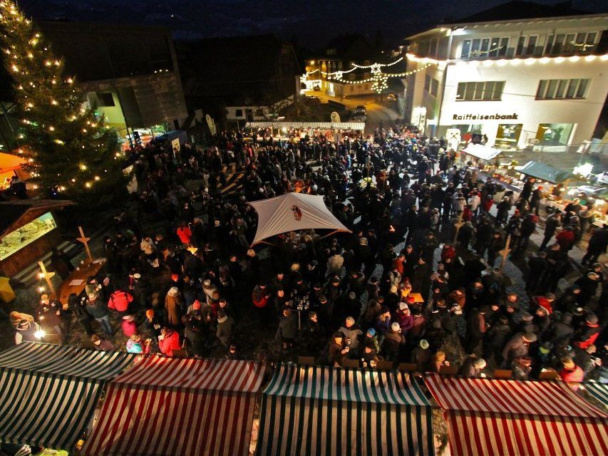 Vorweihnachtliche Stimmung beim Rathausplatz in Nenzing