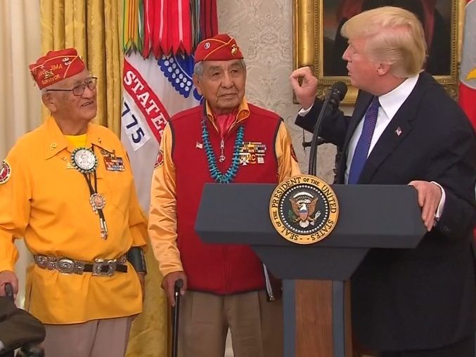 Trump ehrte die Navajo-Indianer.