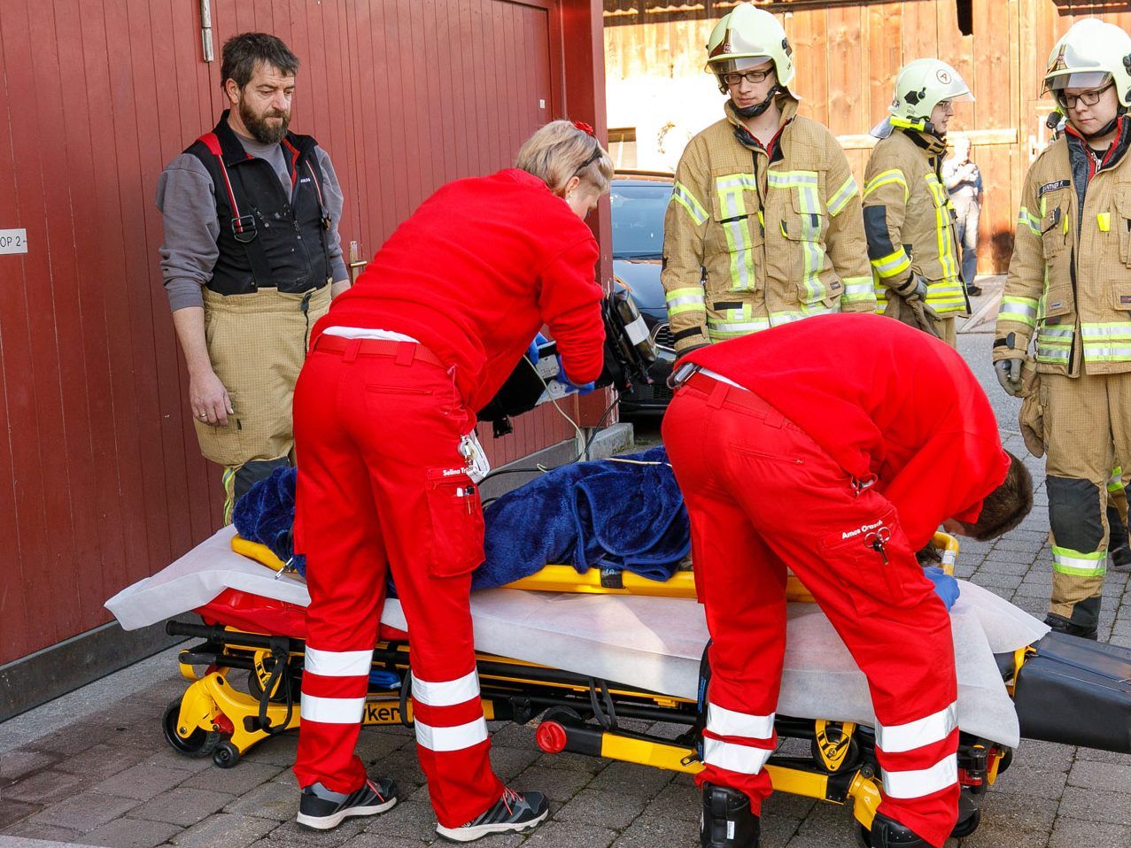 Die Frau war beim Antreffen der Rettungskräfte ansprechbar.