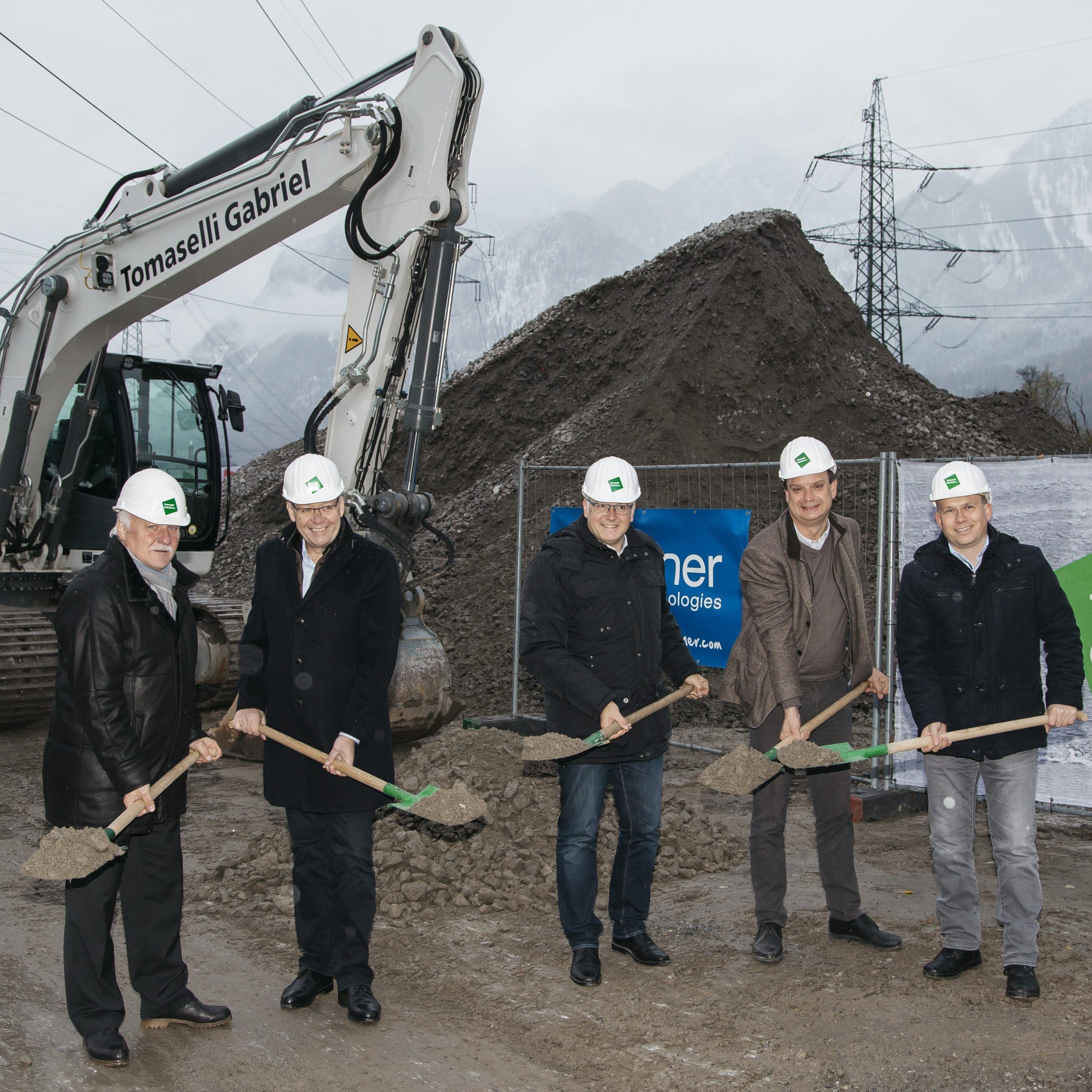 Führten den Spatenstich für das neue Bürogebäude B12 in Nüziders durch (von links): Architekt Eckhard Amann, Landesstatthalter Karlheinz Rüdisser, GANTNER-Geschäftsführer Elmar Hartmann, Baumeister Philipp Tomaselli und Bürgermeister Peter Neier.