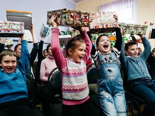 Weihnachten im Schuhkarton: Die Kinder freuen sich sehr über die Geschenke.
