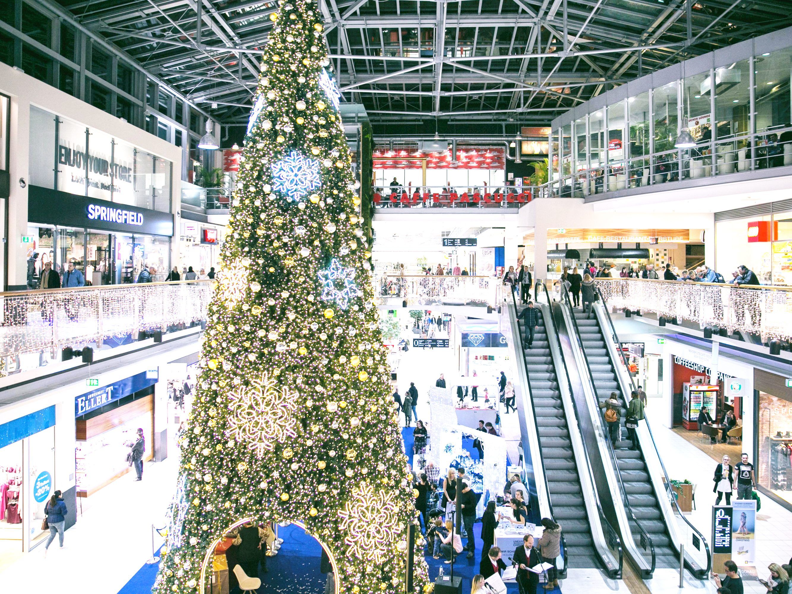 Start des Weihnachtsgeschäfts mit Black Friday im Donau Zentrum