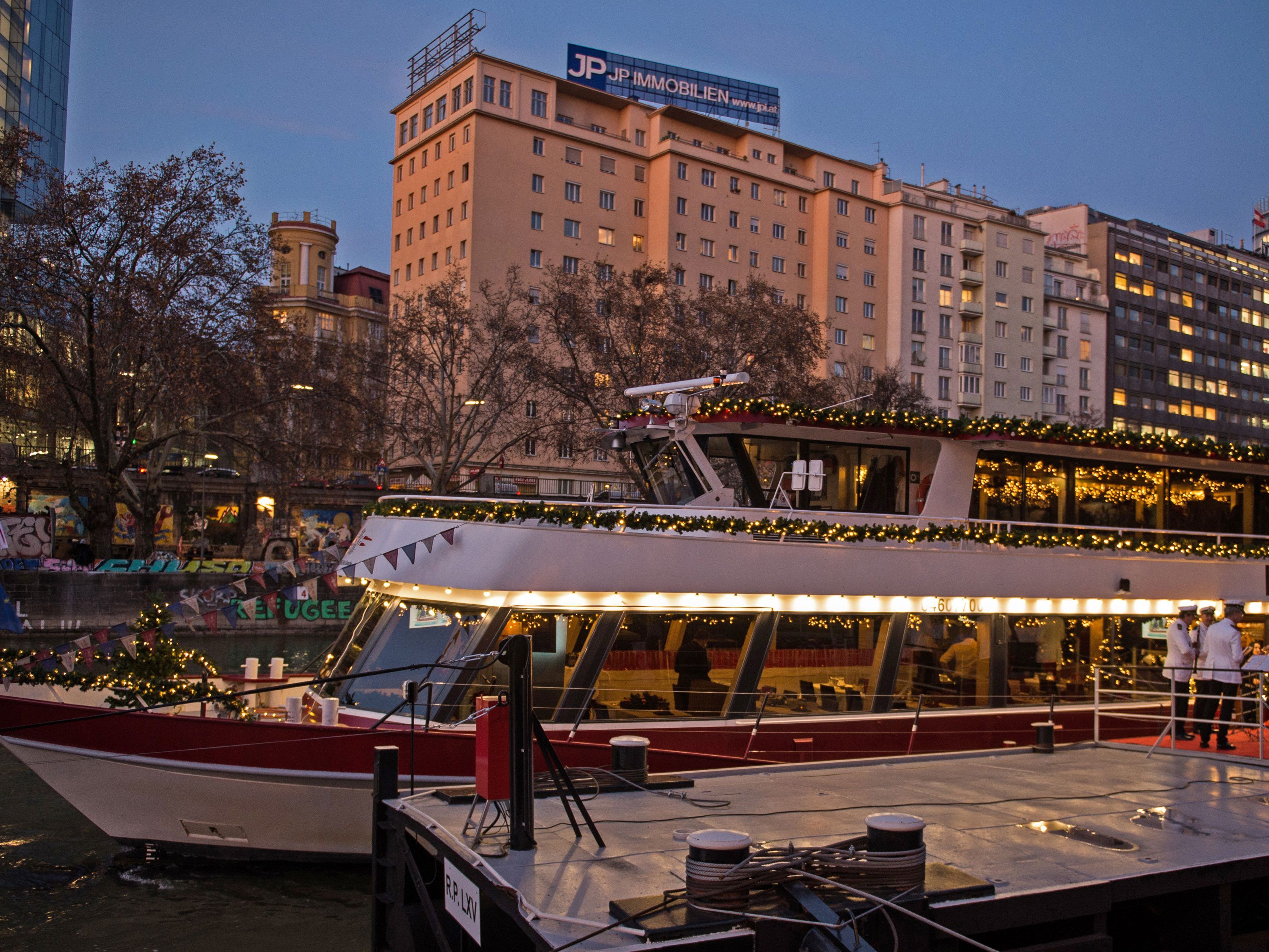 Eine Fahrt mit dem Wiener Adventschiff ist höchst stimmungsvoll