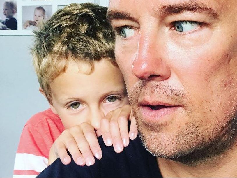 Vater und Sohn halten zusammen. Vater und Sohn halten zusammen.