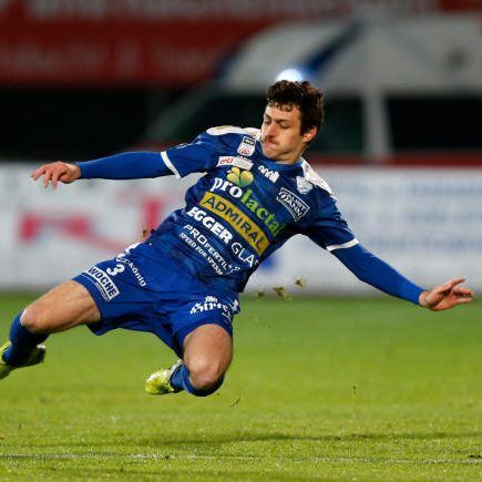 Zweikampf zwischen Dossou und Meusburger