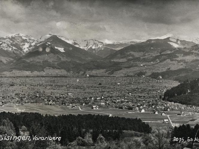 Gisingen vor 1945: Die Siedlungsränder liegen in Kirchennähe, die Wiesen Richtung Ill sind größtenteils noch unverbaut.