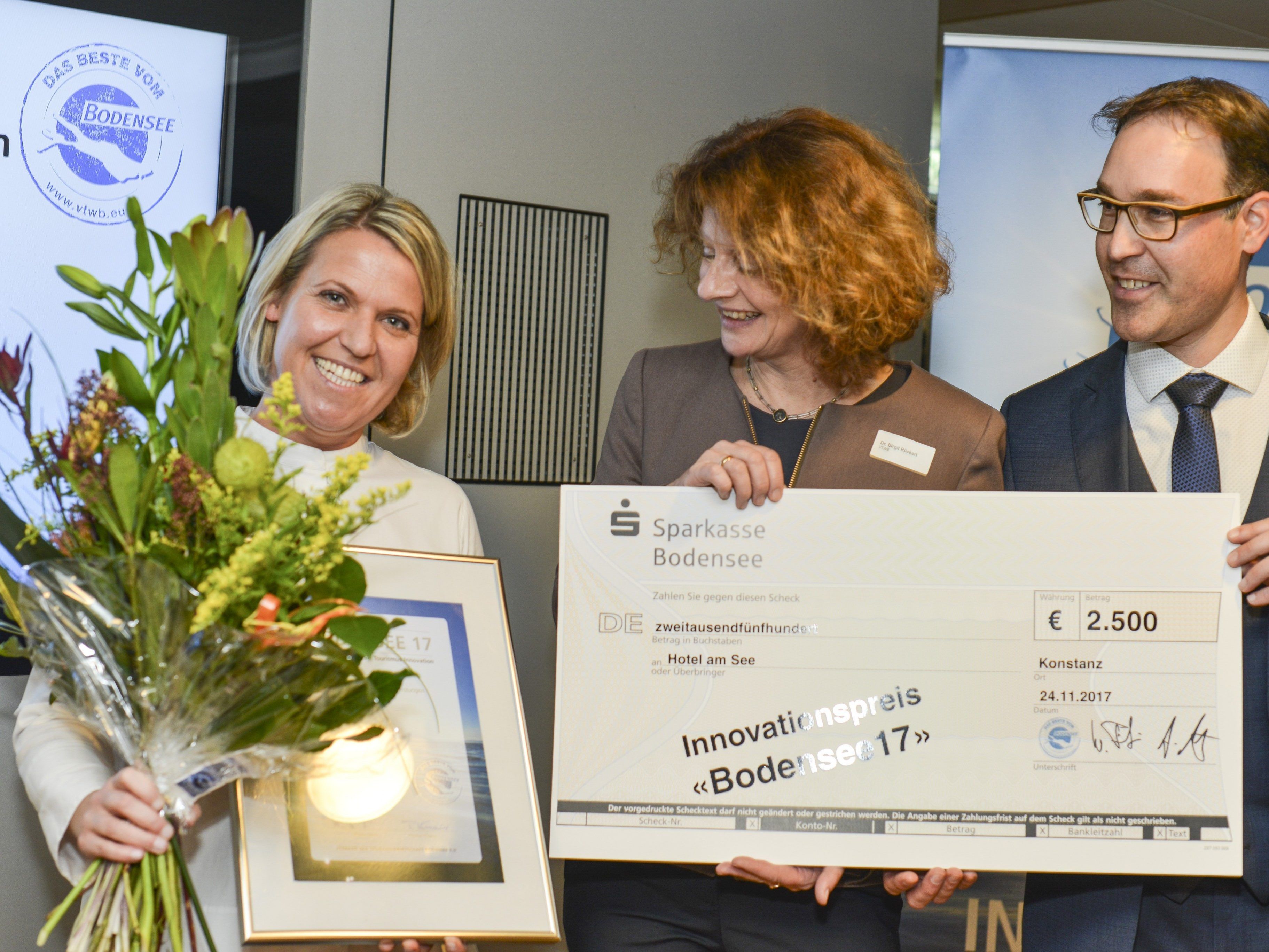 Hoteldirektorin Carmen Oberhauser freut sich über den Innovationspreis "Bodensee17". Hoteldirektorin Carmen Oberhauser freut sich über den Innovationspreis "Bodensee17".