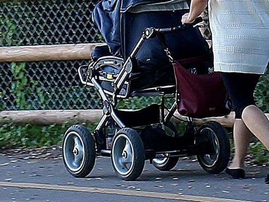 Die Frauen packten die Kinderwägen mit gestohlener Kleidung voll. Die Frauen packten die Kinderwägen mit gestohlener Kleidung voll.
