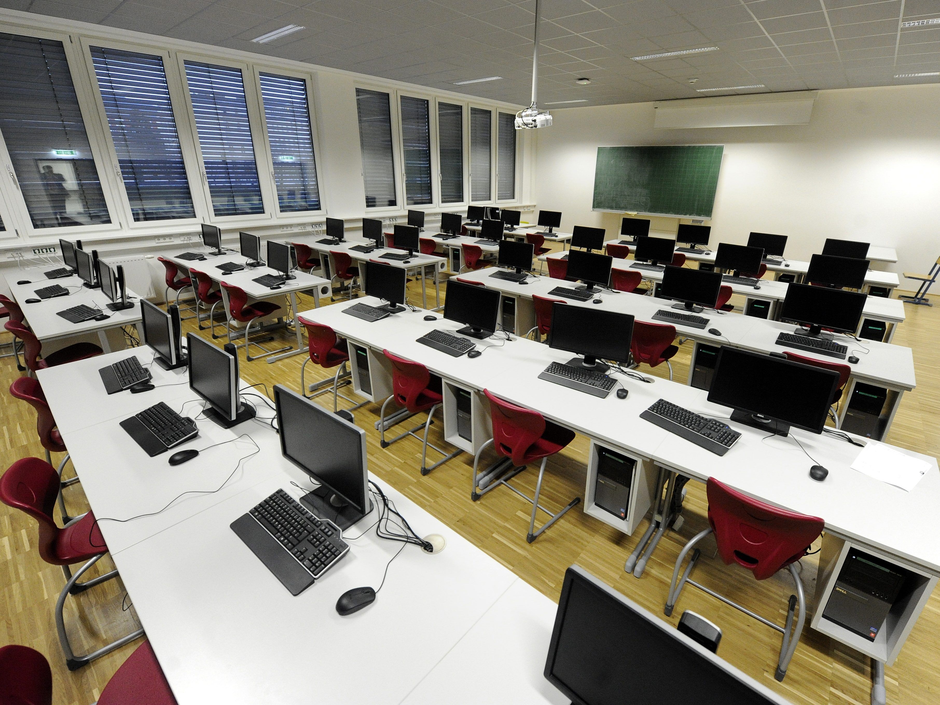 Viele Klassenzimmer im Gymnasium in der Seestadt bleiben ungenützt. Viele Klassenzimmer im Gymnasium in der Seestadt bleiben ungenützt.