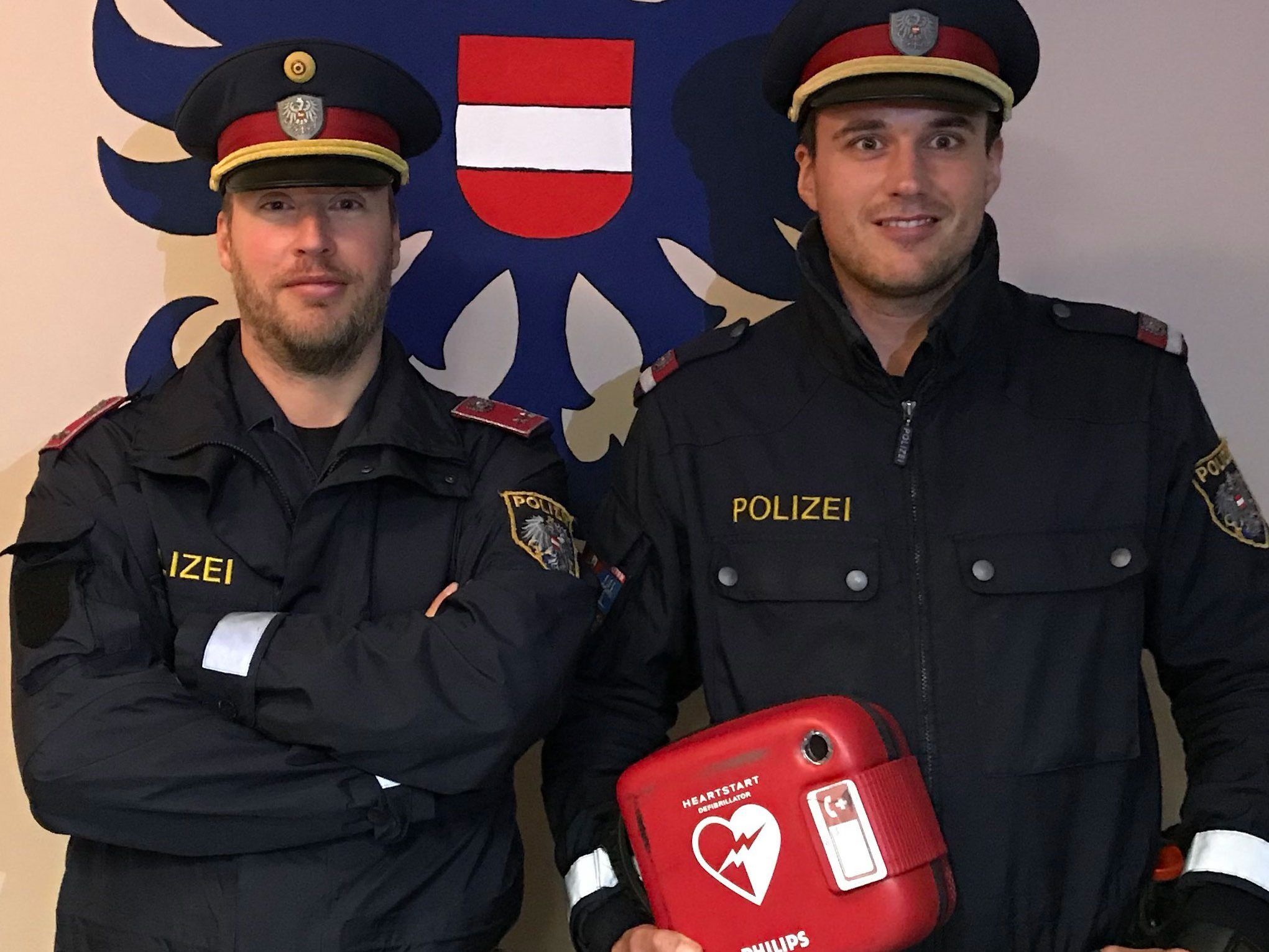 Die Polizisten konnten dem 63-Jährigen das Leben retten. Die Polizisten konnten dem 63-Jährigen das Leben retten.