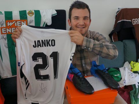 Mario Bonora sammelt Spenden für den Verein Schmetterlinge. Mario Bonora sammelt Spenden für den Verein Schmetterlinge.