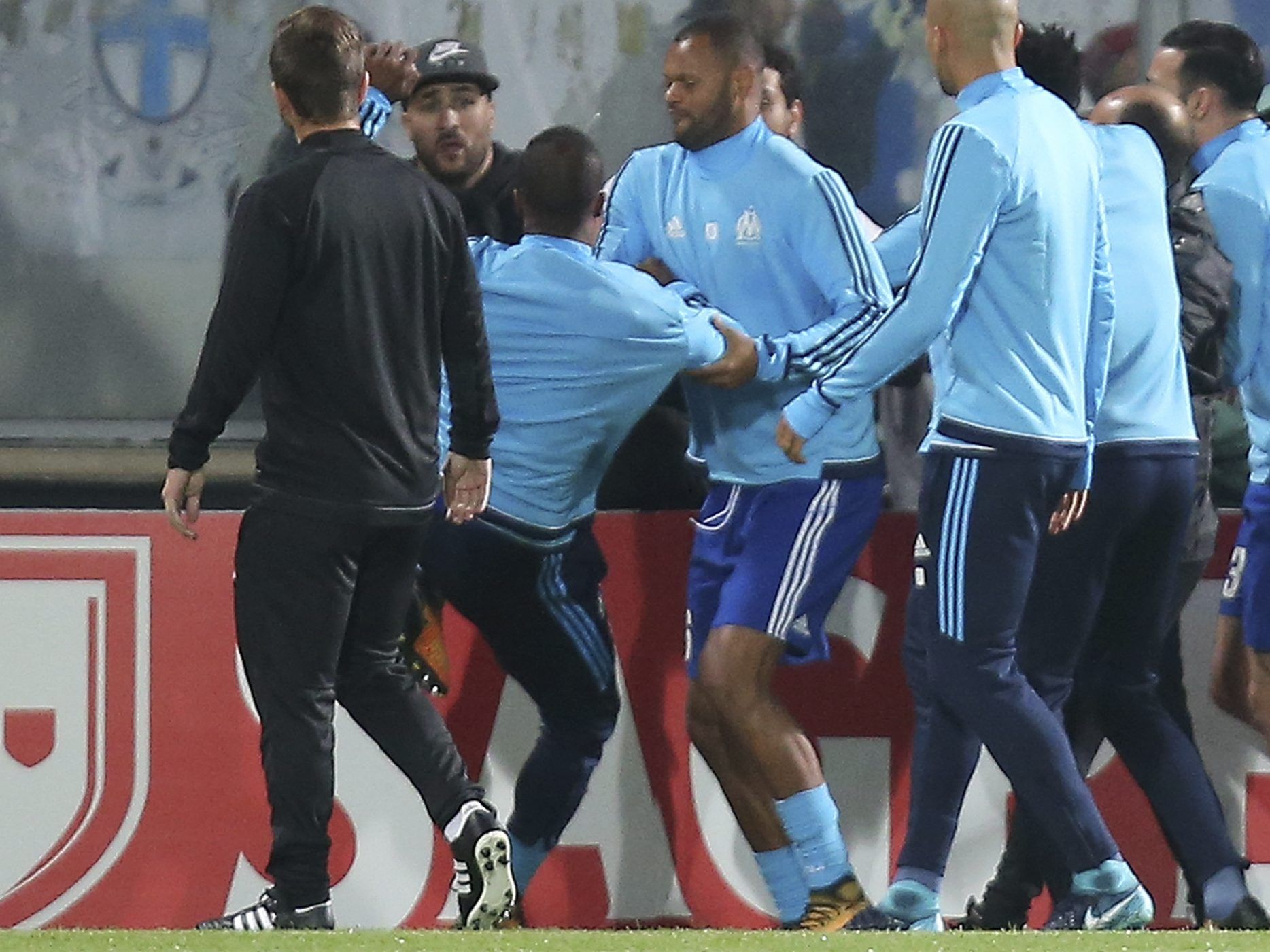 Die Bilder des Tritts von Marseille-Routinier Patrice Evra gingen um die Welt.